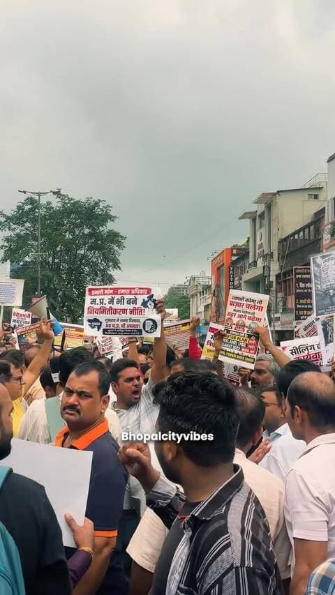 भोपाल के दुकानदारों को राहत मिलेगी या नहीं? 👀
15 सितंबर की सुप्रीम कोर्ट सुनवाई पर सबकी नजर! ⚖️
नया मास्टर प्लान आया तो भी राहत तुरंत नहीं—लागू होने में 6 महीने तक लग सकते हैं।
आपका क्या कहना है? 👇
#Bhopal #BhopalNews #BhopalMasterPlan #BhopalUpdates #MPNews