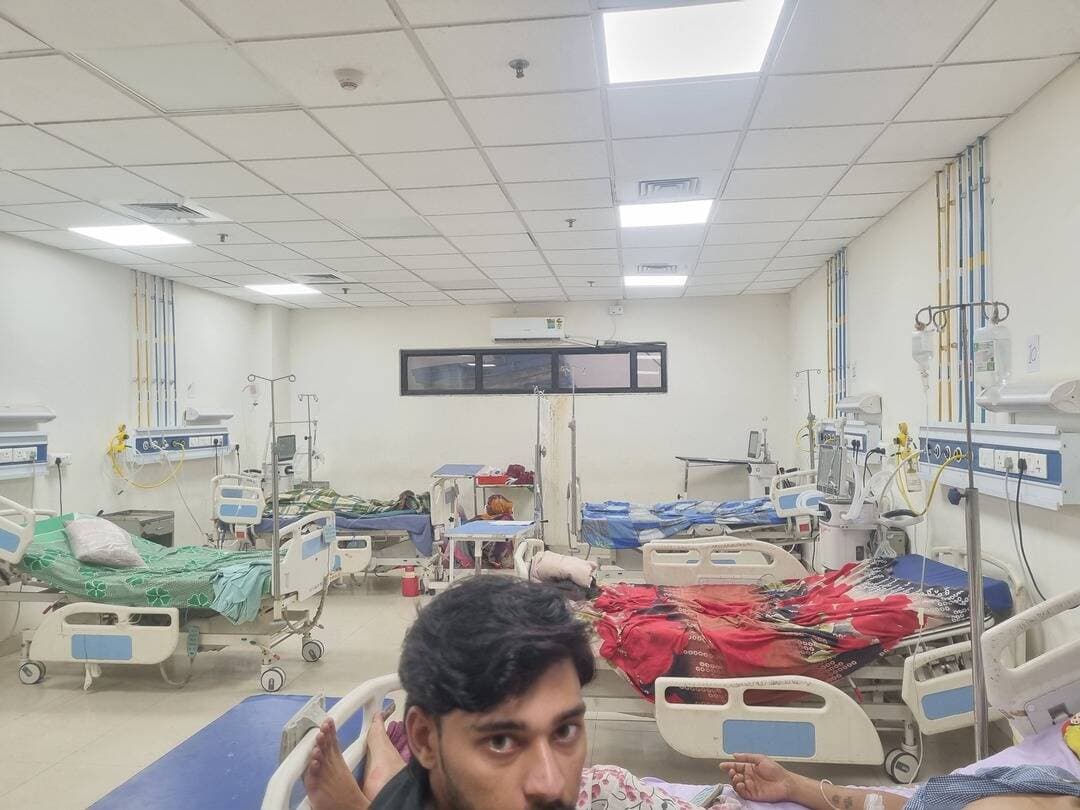 शहडोल मेडीकल कॉलेज सबसे घटियां सर्विस वाला हॉस्पिटल है। अरबों की बिल्डिंग करोड़ो का बजट लेकिन सुविधाएं जीरो।
ICU में मरीज गर्मी से मर रहे न पंखा, न AC ,
दफ्तर में कर्मचारी बैठकर हंसी ठिठोली में व्यस्त।।