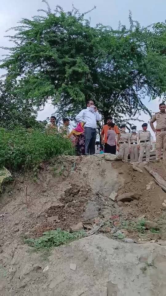 कम्युनिटी सेंटर के लिए खाली कराई सरकारी जमीन...
गौछी में पुलिस बल के साथ तोड़फोड़
#NagarNigam
#police
#bulldozer
#voiceoffaridabad
#Voiceoffreedom