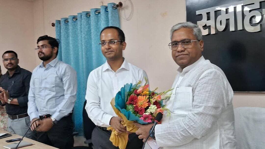 प्रभारी मंत्री की अध्यक्षता में ‘सेवा संकल्प अभियान’ एवं ‘सेवा संकल्प एवं कायाकल्प अभियान’ की तैयारियों की समीक्षा
आज दिनांक 15 सितंबर 2026 को समाहरणालय के सभाकक्ष में डॉ० संतोष कुमार सुमन, माननीय मंत्री, लघु जल संसाधन विभाग, बिहार सरकार-सह-प्रभारी मंत्री, नवादा जिला की अध्यक्षता में ‘सेवा संकल्प अभियान’ तथा ‘सेवा संकल्प एवं कायाकल्प अभियान’ की तैयारियों की समीक्षा को लेकर बैठक आयोजित की गई।
बैठक में जिला पदाधिकारी,नवादा श्री रवि प्रकाश ने कहा कि 17 सितंबर से 17 अक्टूबर 2026 तक ‘सेवा संकल्प अभियान’ के अंतर्गत जनभागीदारी के साथ सेवा, समर्पण एवं सामाजिक सरोकार से जुड़े विविध कार्यक्रम आयोजित किए जाएंगे। उन्होंने कहा कि अभियान का उद्देश्य जनभागीदारी को बढ़ावा देते हुए सेवा कार्यों के माध्यम से समाज के विभिन्न वर्गों को जोड़ना तथा जनकल्याणकारी योजनाओं एवं सरकार की उपलब्धियों को आमजन तक पहुंचाना है। जिला पदाधिकारी ने पीपीटी के माध्यम से ‘सेवा संकल्प अभियान’ के अंतर्गत जिले में आयोजित होने वाले विभिन्न कार्यक्रमों की विस्तृत जानकारी माननीय प्रभारी मंत्री के समक्ष प्रस्तुत की।
‘आशीर्वाद का दीया’ कार्यक्रम के अंतर्गत 17 सितंबर 2026 को अपराह्न 7 बजे जिले के प्रमुख स्थलों यथा महिला आईटीआई प्रांगण, भगत सिंह चौक, नवादा, विश्व शांति चौक, हिसुआ, शहीद चन्दन सिंह चौक, वारिसलीगंज, शेखोदवरा आश्रम, कौआकोल, सद्भावना चौक, नवादा, प्रजातंत्र चौक, नवादा, केंदुआ बाईपास पार्क, नवादा, रजौली सिरदला बस स्टैंड, नवादा एवं समाहरणालय परिसर, नवादा का चयन किया गया है। इसके साथ-साथ अनुमंडल एवं प्रखंड मुख्यालयों, पंचायत सरकार भवनों, स्वास्थ्य केंद्रों, विद्यालयों, सामुदायिक भवनों तथा प्रमुख टोला क्षेत्रों में भी कार्यक्रम आयोजित किए जाएंगे। इसके अंतर्गत विभिन्न योजनाओं के लाभार्थियों जैसे पेंशनर, जीविका दीदी आदि को कार्यक्रम में शामिल करते हुए दीप प्रज्वलन कराया जाएगा तथा उन्हें सेवा संकल्प का सहभागी बनाया जाएगा।
माननीय प्रभारी मंत्री ने निर्देश दिया कि ‘आशीर्वाद का दीया’ कार्यक्रम का आयोजन जिले में व्यापक जनभागीदारी के साथ किया जाए तथा इसमें विभिन्न जनकल्याणकारी योजनाओं के लाभार्थियों एवं समाज के विभिन्न वर्गों की सक्रिय भागीदारी सुनिश्चित की जाए। उन्होंने कार्यक्रम के लिए चिन्हित सभी स्थलों पर आवश्यक तैयारियां समय से पूर्ण करने तथा कार्यक्रम को प्रभावी एवं गरिमापूर्ण ढंग से आयोजित करने का निर्देश दिया।
‘सेवा चित्र-ड्रॉइंग एवं भाषण प्रतियोगिता’ के अंतर्गत सरकारी एवं निजी विद्यालयों तथा महाविद्यालयों में ‘विकसित भारत एवं 25 वर्षों के सेवा कार्य’ विषय पर ड्रॉइंग एवं भाषण प्रतियोगिताओं का आयोजन किया जाएगा। माननीय प्रभारी मंत्री ने जिला शिक्षा पदाधिकारी एवं संबंधित पदाधिकारियों को निर्देश दिया कि विद्यालयों एवं महाविद्यालयों में इन प्रतियोगिताओं का व्यापक स्तर पर आयोजन सुनिश्चित किया जाए तथा अधिक से अधिक छात्र-छात्राओं को इसमें भाग लेने के लिए प्रेरित किया जाए।
‘सेवा स्मरण-संगीतमय/नुक्कड़ नाट्य प्रस्तुति’ के अंतर्गत पिछले 25 वर्षों के सेवा कार्यों, प्रमुख जनकल्याणकारी योजनाओं एवं देश में आए बदलावों की कहानी को एक सरल, भावनात्मक एवं संगीतमय नाट्य प्रस्तुति के माध्यम से गांव-गांव तक पहुंचाया जाएगा। यह कार्यक्रम जिले के स्कूलों, कॉलेजों, पंचायतों, सामुदायिक केंद्रों एवं अन्य सार्वजनिक स्थलों पर आयोजित किए जाएंगे। माननीय प्रभारी मंत्री ने जिला कला एवं संस्कृति पदाधिकारी को संबंधित विभागों के साथ समन्वय स्थापित कर कार्यक्रमों का प्रभावी एवं सफल आयोजन सुनिश्चित करने का निर्देश दिया।
‘आंगन का मिलन’ कार्यक्रम के अंतर्गत 25 सितंबर से 07 अक्टूबर 2026 तक प्रत्येक आंगनबाड़ी केंद्र पर तीन दिवसीय कार्यक्रम आयोजित किया जाएगा, जिसमें माताओं एवं बच्चों की सक्रिय भागीदारी सुनिश्चित की जाएगी। इसके अंतर्गत पोषण, मातृ सहायता, टीकाकरण, स्वास्थ्य, महिला एवं बाल कल्याण से संबंधित योजनाओं की जानकारी दी जाएगी। साथ ही आंगनबाड़ी केंद्रों से जुड़े कर्मियों एवं लाभार्थियों को सम्मानित भी किया जाएगा। माननीय प्रभारी मंत्री ने जिला कार्यक्रम पदाधिकारी, आईसीडीएस को निर्देश दिया कि कार्यक्रम में माताओं एवं बच्चों की अधिकाधिक भागीदारी सुनिश्चित करते हुए सभी आंगनबाड़ी केंद्रों पर आवश्यक तैयारियां ससमय पूर्ण करें।
‘कहानी बदलाव की’ कार्यक्रम के अंतर्गत जिले में विभिन्न सरकारी योजनाओं से आए वास्तविक बदलाव के प्रभावी लाभार्थियों की पहचान कर उनकी प्रेरक कहानियों को सामने लाया जाएगा। माननीय प्रभारी मंत्री ने जिला जनसम्पर्क पदाधिकारी को निर्देश दिया कि ऐसे लाभार्थियों की पहचान कर उनकी उपलब्धियों एवं जीवन में आए बदलाव पर उच्च गुणवत्ता के वीडियो तैयार किए जाएं तथा उन्हें जिले के सोशल मीडिया प्लेटफॉर्म पर अपलोड एवं प्रसारित किया जाए, ताकि सरकारी योजनाओं से हुए सकारात्मक बदलाव की जानकारी आमजन तक पहुंच सके।
‘सेवा ज्योति यात्रा’ के संबंध में जिले में निर्धारित मार्ग के अनुसार पदयात्रा, साइकिल यात्रा एवं बाइक यात्रा आयोजित करने पर चर्चा की गई। इसमें MY Bharat स्वयंसेवकों को जोड़ते हुए यात्रा के समापन स्थल पर जनकल्याणकारी योजनाओं, लाभार्थी संवाद एवं विकसित भारत@2047 संकल्प से संबंधित कार्यक्रम आयोजित किए जाएंगे। माननीय प्रभारी मंत्री ने निर्देश दिया कि यात्रा में युवाओं एवं MY Bharat स्वयंसेवकों की अधिकाधिक भागीदारी सुनिश्चित करते हुए इसे जनभागीदारी का प्रभावी माध्यम बनाया जाए।
‘सेवा मेरा योगदान’ कार्यक्रम के अंतर्गत प्रत्येक नागरिक को समाज सेवा में अपना योगदान देने के लिए प्रोत्साहित किया जाएगा। इसके तहत जिले की स्थानीय आवश्यकताओं एवं प्राथमिकताओं के अनुरूप निर्धारित 25 सेवा गतिविधियों में से उपयुक्त गतिविधियों का चयन कर दैनिक कार्ययोजना तैयार करने पर चर्चा की गई। इन गतिविधियों में स्वच्छता शिविर, आध्यात्मिक/धार्मिक भ्रमण, वृक्षारोपण अभियान, स्वच्छता ही सेवा, स्वास्थ्य जांच शिविर, एक गांव-सेवा कार्य, योग एवं ध्यान सत्र, प्लास्टिक-मुक्ति जागरूकता, महिला स्वास्थ्य एवं स्वच्छता, जीविका बढ़ाने की शिक्षा, कैरियर काउंसलिंग सत्र, वरिष्ठ नागरिकों हेतु डिजिटल साक्षरता, आंगन संकल्प अभियान, नशा मुक्ति जागरूकता, पोषण एवं एनीमिया जागरूकता, सड़क सुरक्षा जागरूकता, जल संरक्षण एवं जल स्रोत सफाई, कन्या पूजन एवं कन्याओं की गतिविधियां, साइबर सुरक्षा जागरूकता, फिट इंडिया खेल सत्र, वीर गाथा एवं सैनिक सम्मान, दिव्यांगजन सहयोग गतिविधि, नवाचार जागरूकता एवं प्रशिक्षण, वंचित गृह/लोकल सहयोग तथा सरकारी योजना जागरूकता शामिल हैं।
माननीय प्रभारी मंत्री ने निर्देश दिया कि ‘सेवा मेरा योगदान’ के तहत जिले की स्थानीय आवश्यकता एवं प्राथमिकता के अनुरूप सेवा गतिविधियों का चयन किया जाए तथा प्रत्येक विधानसभा क्षेत्र में कम-से-कम दो ऐसे स्थान चिन्हित किए जाएं, जहां सेवा गतिविधियों के बाद कार्य का स्पष्ट एवं वास्तविक दृश्य परिवर्तन दिखाई दे। उन्होंने सफाई, वृक्षारोपण, स्वास्थ्य, जल संरक्षण एवं जन-जागरूकता आदि गतिविधियों के लिए संबंधित विभागों को स्पष्ट क्षेत्र एवं लक्ष्य निर्धारित कर कार्य करने का निर्देश दिया। साथ ही उन्होंने तालाबों एवं छठ घाटों की सफाई को प्रमुख सेवा गतिविधि के रूप में शामिल करने का निर्देश दिया।
इसी संदर्भ में जिला पदाधिकारी द्वारा माननीय प्रभारी मंत्री को जानकारी दी गई कि ‘सेवा मेरा योगदान’ कार्यक्रम के तहत मिर्जापुर एवं शोभिया मंदिर छठ घाट का चयन किया गया है।
‘सेवा सेतु अभियान—सरकार आपके द्वार’ के अंतर्गत 06 अक्टूबर 2026 को प्रखंड स्तर पर शिविरों का आयोजन किया जाएगा। इन शिविरों में केंद्र एवं राज्य सरकार की नागरिक-उन्मुख योजनाओं की जानकारी, पात्रता जांच, आवेदन एवं आवश्यक दस्तावेजी सहायता एक ही स्थान पर उपलब्ध कराई जाएगी।
माननीय प्रभारी मंत्री ने निर्देश दिया कि इन शिविरों का व्यापक प्रचार-प्रसार कराया जाए तथा आम नागरिकों को सरकारी योजनाओं की जानकारी, पात्रता जांच एवं आवेदन की सुविधा एक ही स्थान पर उपलब्ध कराई जाए। शिविरों में प्राप्त आवेदनों के त्वरित निष्पादन एवं पात्र लाभुकों को योजनाओं का लाभ उपलब्ध कराने के लिए संबंधित विभाग आवश्यक तैयारी सुनिश्चित करें, ताकि आम नागरिकों को सरकारी योजनाओं का लाभ प्राप्त करने में किसी प्रकार की कठिनाई न हो।
माननीय प्रभारी मंत्री ने सभी संबंधित विभागों को निर्देश दिया कि अभियान की प्रत्येक गतिविधि के लिए विभागवार नोडल पदाधिकारी नामित कर जिम्मेदारी स्पष्ट रूप से निर्धारित की जाए। उन्होंने जिला, अनुमंडल एवं प्रखंड स्तर पर नियमित समन्वय एवं समीक्षा के माध्यम से अभियान की तैयारियों को समयबद्ध रूप से पूरा करने का निर्देश दिया। उन्होंने कहा कि सभी विभाग आपसी समन्वय के साथ कार्य करते हुए अभियान की प्रत्येक गतिविधि का प्रभावी क्रियान्वयन सुनिश्चित करें।
इसी क्रम में बैठक में बिहार में 17 सितंबर 2026 से 31 मार्च 2027 तक संचालित होने वाले ‘सेवा संकल्प एवं कायाकल्प अभियान’ की तैयारियों की भी समीक्षा की गई। इस अभियान के तहत पुरानी परिसंपत्तियों के उन्नयन, सुदृढ़ीकरण एवं मरम्मत के साथ-साथ आवश्यक नई आधारभूत संरचनाओं का निर्माण किया जाएगा।
माननीय प्रभारी मंत्री ने निर्देश दिया कि 17 सितंबर को विशेष ग्राम सभा आयोजित कर पुरानी परिसंपत्तियों के उन्नयन, सुदृढ़ीकरण एवं मरम्मत तथा आवश्यक नई आधारभूत संरचनाओं के निर्माण से संबंधित योजनाओं को प्राथमिकता के आधार पर पारित कराया जाए। उन्होंने संबंधित पदाधिकारियों को निर्देश दिया कि ग्राम सभा से पारित योजनाओं को निर्धारित समय-सीमा के भीतर पूर्ण कराना सुनिश्चित किया जाए। उन्होंने सभी विभागों को आपसी समन्वय के साथ कार्य करते हुए अभियान को सफल बनाने का निर्देश दिया।
इस अवसर पर सहायक समाहर्त्ता,अपर समाहर्त्ता,अनुमण्डल लोक शिकायत निवारण पदाधिकारी के साथ-साथ अन्य जिला स्तरीय पदाधिकारी पदाधिकारी उपस्थित थे।