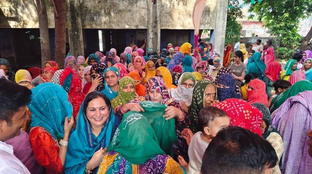रेवाड़ी में बीजेपी पर बरसीं सुनैना चौटाला! राव इंद्रजीत सिंह का दिया उदाहरण
रेवाड़ी समाचार पंकज कुमार ।
पूर्व उपप्रधानमंत्री चौ देवीलाल के 113वे जंयती समारोह इस बार 27 सितम्बर को नूँह में मनाया जाएगा, जहाँ देश प्रदेश के लाखों लोग नूँह में पहुँच अपने श्रद्धासुमन अर्पित करेंगे। उक्त संबोधन देते हुए इनेलो महिला प्रभारी व मुखर वक्ता सुनैना चौटाला ने जिले के तीनों हलकों में जनसंपर्क कर सम्मान दिवस समारोह का निमंत्रण दिया। कार्यक्रम में मुख्य विशेष रूप से महिला प्रदेश अध्यक्षा तनुजा उपस्थित रही कार्यक्रम की अध्यक्षता रेवाड़ी महिला प्रधान कमला शर्मा ने की।
सुनैना चौटाला ने कहा कि आज हर वर्ग बीजेपी की नीतियों से परेशान है जनता इस सरकार से तंग आ चुकी है ओर एक बार फिर उम्मीद इनेलो पार्टी ओर चौ अभय चौटाला से लगाए हुए है, लेकिन ये तभी संभव है जब समस्त हरियाणा एकजुट होकर आने वाली 27 सितंबर को नूँह पहुंच अपनी ताकत दिखाएंगे। घर घर जाकर इनेलो पार्टी की नीतियों प्रचार करे, ताकि इस निकम्मी गूंगी बहरी सरकार को सत्ता से उखाड़े का काम कर सके।
सुनैना चौटाला ने कहा कि पहले अंग्रेजी शासन काल में देश की हालात खराब थी देश की जनता का खून चूसने का काम किया। उससे तो आजादी मिल गई, लेकिन ये बीजेपी सरकार लगातार देश प्रदेश की जनता का खून चूसने का काम कर रही है। जब जनता सरकार के खिलाफ अपनी आवाज बुलन्द करती है तो लाठी से पीटने का काम करते है। इन लुटेरे लोगों ने हद तो तब कर दी जब करोड़ो लोगों की भावनाओं को राम मंदिर में चंदा चोरी कर के आहत करने का काम किया। आज जरूरत है उनके खिलाफ एकजुट होकर अपनी ताकत दिखाने।
इनेलो नेत्री ने बीजेपी सरकार को भाईचारे को तोड़ने वाली पार्टी बताते हुए कहा कि जब से ये सरकार में आये है, तब से प्रदेश में भाईचारा तोड़ने का काम किया है। कही हिंदू मुस्लिम तो जाट नॉन जाट की राजनीति का गंदा खेल खेलने का काम करते हैं। वही आज मुख्य विपक्षी दल कांग्रेस ओर भूपेन्द्र हुड्डा बीजेपी की बी टीम बनकर प्रदेश को बीजेपी के हाथों लुटवाने का काम कर है। अब हमें ऐसे लोगों से सतर्क रहना है।
उन्होंने कहा कि कांग्रेस में आज अपने अपने वर्चस्व की लडाई चल रही है। जो बीजेपी कांग्रेस मुक्त देश प्रदेश बनाने की बात करते है आज वो ही बीजेपी कांग्रेस युक्त हो गई है। ये सत्ता सुख भोगने वाले लोग है इनको हरियाणा की जनता की समस्याओं से कोई लेना देना नहीं। वही राव इंद्रजीत सिंह जैसे व्यक्ति का रोजाना बीजेपी में अपमान हो रहा है, लेकिन फिर भी बीजेपी में बैठे हुए इसका मतलब साफ है कि इनको मान सम्मान और इलाके का विकास नहीं बल्कि सत्ता सुख की जरूरत है।
इनेलो महिला प्रदेश अध्यक्षा तनुजा ने कहा कि जब ताऊ देवीलाल ने 100 रु पेंशन देने का काम किया था, आज वो ही पेशन 3200 हो गई। अब इनेलो की सत्ता आएगी तो 7000 पेंशन देने का काम इनेलो पार्टी करेगी।
इस अवसर पर जिला प्रभारी रणबीर मंदोला, जिला प्रधान डॉ राजपाल यादव, प्रदेश प्रवक्ता एडवोकेट रजवन्त डहीनवाल, वरिष्ठ नेता सम्पत डहनवाल, युवा जिला प्रधान नीरज डहनवाल, कोसली हलका प्रधान कुलदीप यादव, रेवाड़ी हलका प्रधान वरुण गांधी, बावल हलका प्रधान सुमेर सिंह बनीपुर, लीगल सेल जिला संयोजक एडवोकेट सतीश यादव मीरपुर, जिला प्रधान महासचिव नरेश यादव बोहरा, रामकिशन छिल्लर, सुमित्रा देवी महिला प्रधान कोसली, युवा हलका प्रधान सचिन झाबुआ, कोसली युवा प्रधान कृष्ण बोहका, रेवाड़ी हलका युवा प्रधान गौरव सैनी, करतार ठेकेदार जाटुवास, पूर्व सरपंच पूनम यादव सुरखपुर, पूर्व सरपंच खजान सिंह, ऊषा सरपंच बुडानी, बल्ली महलावत, ललित टिकला, रामपत झाबुआ, सुखबीर झाबुआ, महिपाल बुडॉनी, रमेश यादव, सतीश यादव, युवा कार्यकर्त्ता दीपक बनीपुर, मनीष बुडानी, सुरेन्द्र ढाकिया, सुरेन्द्र कौर राठी, अमरजीत, राजेन्द्र आशियाकी, शमशेर सिंह, त्रिलोक सिंह, मोहर सिंह, होशियार सिंह बुडानी हितेश रंगा, धर्मवीर बिट्टू, ईश्वर सिंह, दलीप सिंह, ओमप्रकाश, सरिता बुड़ाना, मंजू, पूजा ऊषा,
सहित सुर्खपुर, बुडाना, जटवाडा मोहल्ला बावल, झाबुआ के कार्यक्रम में सैकड़ों महिला पदाधिकारी एवं कार्यकर्ता उपस्थित रहे।