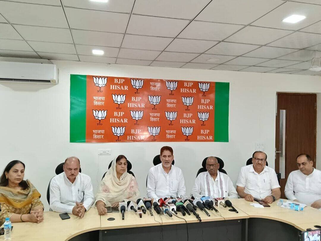 प्रधानमंत्री नरेन्द्र मोदी के 25 साल के सेवा सफर पर भाजपा चलाएगी सेवा पखवाड़ा : सुभाष बराला
-17 सितंबर से शुरू होने वाले अभियान के तहत होंगे अनेक प्रकार के कार्यक्रम-
-रक्तदान, स्वास्थ्य जांच, स्वच्छता, पौधारोपण व जनकल्याणकारी योजनाओं के होंगे प्रचार-
हिसार। प्रधानमंत्री नरेंद्र मोदी के सार्वजनिक जीवन में सेवा कार्यों के 25 वर्ष पूरे होने के उपलक्ष्य में भाजपा 17 सितंबर से देशभर में सेवा पखवाड़ा शुरू करेगी। इसके तहत पार्टी कार्यकर्ता विभिन्न सेवा, जनकल्याण और सामाजिक सरोकारों से जुड़े कार्यक्रमों के माध्यम से आमजन तक पहुंचेंगे।
राज्यसभा सांसद एवं भाजपा के वरिष्ठ नेता सुभाष बराला ने भाजपा कार्यालय में आयोजित प्रेस वार्ता में बताया कि प्रधानमंत्री नरेंद्र मोदी ने अपने सार्वजनिक जीवन में सेवा, सुशासन और गरीब कल्याण को सर्वोच्च प्राथमिकता दी है। उनके नेतृत्व में केंद्र सरकार ने समाज के अंतिम पायदान पर खड़े व्यक्ति तक विकास और जनकल्याणकारी योजनाओं का लाभ पहुंचाने का काम किया है।उन्होंने बताया कि सेवा पखवाड़े के दौरान रक्तदान शिविर, स्वास्थ्य जांच, स्वच्छता अभियान, पौधारोपण, जरूरतमंदों की सहायता और केंद्र सरकार की जनकल्याणकारी योजनाओं के प्रति जागरूकता जैसे कार्यक्रम आयोजित किए जाएंगे। भाजपा कार्यकर्ता समाज के विभिन्न वर्गों के बीच पहुंचकर इन कार्यक्रमों में सक्रिय भागीदारी करेंगे।
सुभाष बराला ने कहा कि भाजपा के लिए सेवा महज एक कार्यक्रम नहीं, बल्कि संगठन की कार्यसंस्कृति का मूल आधार है। प्रधानमंत्री मोदी के 25 वर्षों का सार्वजनिक जीवन राष्ट्रसेवा, जनसेवा और गरीब कल्याण के प्रति समर्पण की प्रेरणादायी यात्रा है। सेवा पखवाड़े के माध्यम से कार्यकर्ता सेवा भावना को और मजबूत करने का संकल्प लेंगे। उन्होंने कार्यकर्ताओं से आह्वान किया कि वे सेवा पखवाड़े के दौरान पूरी सक्रियता के साथ जरूरतमंद लोगों तक पहुंचें और सेवा कार्यों को व्यापक जनभागीदारी का रूप दें।
जिला अध्यक्ष डॉ. आशा खेदड़ ने इस अवसर पर कहा कि 17 सितंबर से शुरू होने वाले सेवा कार्यों को जिले में पूरी तन्मयता व निष्ठा से सफल बनाया जाएगा। इसके लिए पार्टी का हर पदाधिकारी व कार्यकर्ता तत्पर हैं।
जिला मीडिया प्रभारी राजेन्द्र सपड़ा ने बताया कि प्रेस वार्ता में जिलाध्यक्ष डॉ. आशा खेदड़, मीडिया प्रभारी राजेंद्र सपड़ा, श्रीनिवास गोयल, मनदीप मलिक, पीयूष मेहता, सरोज सिहाग, राजकुमार इंदौरा व अजय गावड़ सहित अनेक भाजपा पदाधिकारी मौजूद रहे।
फोटो बीजेपी 1: पत्रकारों से बातचीत करते राज्यसभा सांसद सुभाष बराला।
-जारीकर्ता
राजेन्द्र सपड़ा
मीडिया प्रभारी, भाजपा हिसार
मोबाइल नंबर : 9355557007