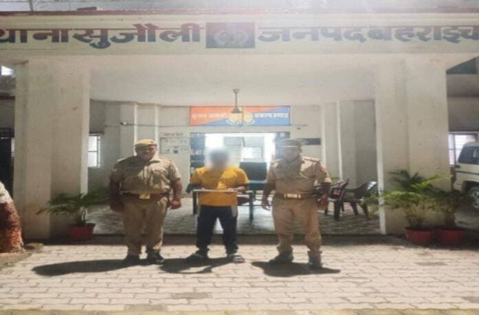 नाजायज चाकू लेकर घूम रहा था युवक, पुलिस ने दबोचा
गश्त के दौरान संदिग्ध हालत में मिला साबिर, तलाशी में बरामद हुआ चाकू
बहराइच। सुजौली थाना पुलिस ने गश्त के दौरान एक संदिग्ध युवक को गिरफ्तार कर उसके कब्जे से नाजायज चाकू बरामद किया। पुलिस ने आरोपित के विरुद्ध आर्म्स एक्ट के तहत मुकदमा दर्ज कर विधिक कार्रवाई की है।
पुलिस के अनुसार, अपराध एवं अपराधियों पर अंकुश लगाने के लिए चलाए जा रहे अभियान के तहत पुलिस टीम क्षेत्र में गश्त कर रही थी। इसी दौरान एक संदिग्ध व्यक्ति दिखाई दिया। पुलिस ने उसे रोककर पूछताछ और तलाशी ली तो उसके कब्जे से एक नाजायज चाकू बरामद हुआ।
पूछताछ में आरोपित की पहचान साबिर खां (36) पुत्र बाबू खां निवासी बाजपुर बनकटी, थाना सुजौली के रूप में हुई। चाकू बरामद होने के बाद पुलिस ने थाना सुजौली में मु.अ.सं. 81/2026, धारा 4/25 आर्म्स एक्ट के तहत मुकदमा दर्ज किया। इसके बाद आरोपित के खिलाफ नियमानुसार कार्रवाई की गई।
पुलिस टीम में उपनिरीक्षक मंजेश कुमार, हेड कांस्टेबल धीरेन्द्र प्रताप सिंह और हेड कांस्टेबल रविशंकर शामिल रहे। कार्रवाई पुलिस अधीक्षक विश्वजीत श्रीवास्तव के निर्देशन तथा अपर पुलिस अधीक्षक ग्रामीण दुर्गा प्रसाद तिवारी और क्षेत्राधिकारी मिहींपुरवा प्रद्युम्न सिंह के पर्यवेक्षण में थानाध्यक्ष रामगोविन्द वर्मा के नेतृत्व में की गई।