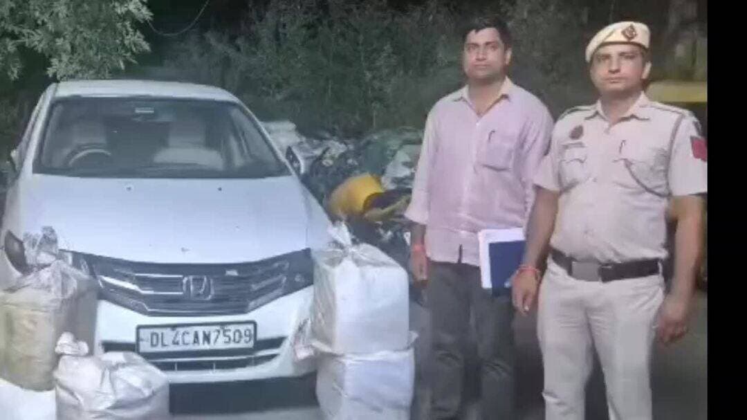 यमुना विहार: सोनिया विहार में महिला शराब तस्कर पकड़ी गई, 500 क्वार्टर अवैध शराब बरामद