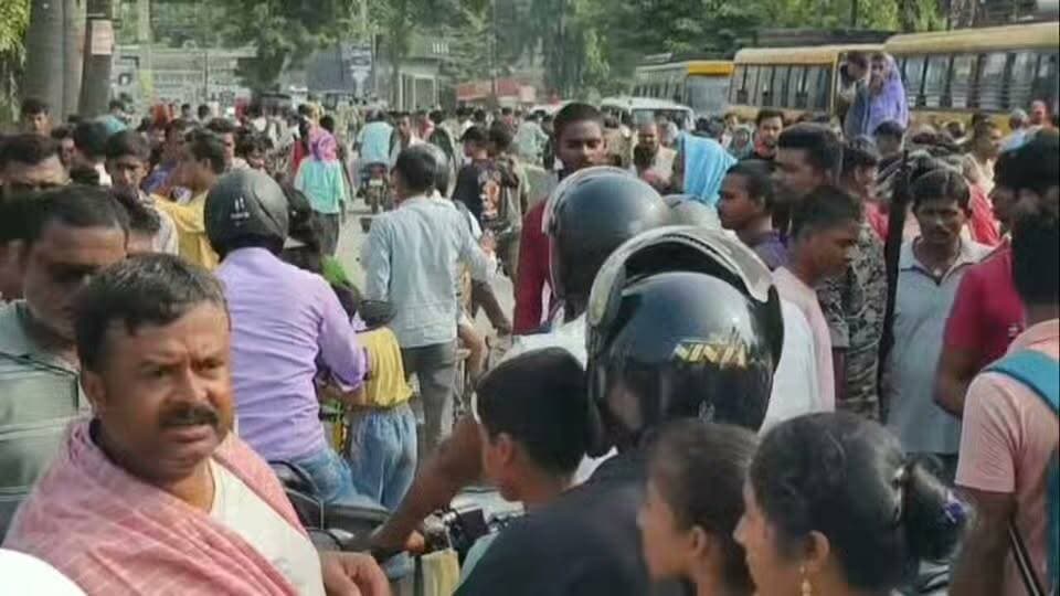 ट्रक ने स्कूटी सवार को मारा टक्कर, 7 साल की बच्ची की हुई दर्दनाक मौ"त...
#समस्तीपुर जिला के मुसरीघरारी थाना क्षेत्र अंतर्गत हरपुर आलोट में एक तेज रफ्तार ट्रक ने स्कूटी सवार को टक्कर मार दी जिसमें 7 साल की लड़की की दर्दनाक मौत हो गई। मिली जानकारी के मुताबिक चौरचन त्यौहार मनाकर समस्तीपुर अपने गांव से लौट रहा था इसी दौरान हादसे का शिकार हो गया घटना के बाद समस्तीपुर मुसरीघरारी मार्ग पर जाम की स्थिति बन गई सूचना मिलने के बाद पुलिस मौके पर पहुंचे डेड बॉडी को पोस्टमार्टम के लिए समस्तीपुर सदर अस्पताल भेज दी है...