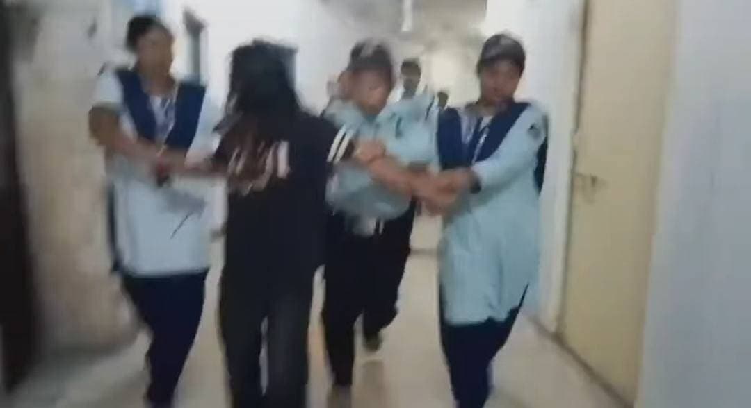 জিবিপি হাসপাতালের প্রসূতি বিভাগের সামনে মোবাইল চুরির অভিযোগ, যুবতীসহ আটক দুই
নেশাগ্রস্ত যুবতী ও তার সঙ্গীকে হাতেনাতে ধরে পুলিশের হাতে তুলে দিলেন নিরাপত্তারক্ষীরা