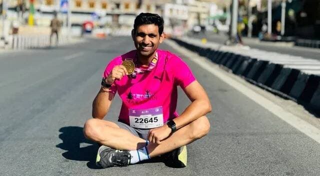 11,500 फीट की ऊंचाई पर दौड़े चंडीगढ़ के डीसी, 21.1 किमी की मैराथन पूरी कर पेश की फिटनेस की मिसाल
चंडीगढ़ के जिला उपायुक्त (ड) निशांत कुमार यादव ने समुद्र तल से करीब 11,500 फीट की ऊंचाई पर आयोजित लद्दाख मैराथन में 21.1 की दौड़ पूरी कर फिटनेस और दृढ़ संकल्प की मिसाल पेश की।
लद्दाख की बेहद ऊंचाई पर कम ऑक्सीजन, पतली हवा और कठिन पहाड़ी भूभाग के बीच हाफ मैराथन पूरी करना अपने आप में बड़ी चुनौती माना जाता है। निशांत यादव ने इस चुनौती को स्वीकार करते हुए पूरी दूरी तय की।
सामान्य मैदानी क्षेत्रों की तुलना में इतनी ऊंचाई पर शरीर को कम ऑक्सीजन मिलती है, जिससे दौड़ के दौरान सांस लेने और गति बनाए रखने में अतिरिक्त मेहनत करनी पड़ती है। इसके बावजूद उन्होंने लगातार दौड़ते हुए 21.1 किलोमीटर का लक्ष्य पूरा किया।
प्रशासनिक जिम्मेदारी के साथ फिटनेस का संदेश
उपायुक्त जैसे महत्वपूर्ण प्रशासनिक पद की जिम्मेदारियों के बीच मैराथन में हिस्सा लेना युवाओं के लिए भी प्रेरक संदेश माना जा रहा है। इससे यह संदेश जाता है कि व्यस्त दिनचर्या के बावजूद स्वास्थ्य और शारीरिक सक्रियता के लिए समय निकाला जा सकता है।
लद्दाख मैराथन को देश की कठिन मैराथन दौड़ों में शामिल माना जाता है। यहां ऊंचाई के साथ मौसम और भौगोलिक परिस्थितियां भी धावकों की परीक्षा लेती हैं। ऐसे वातावरण में 21.1 किलोमीटर की दूरी पूरी करने के लिए शारीरिक क्षमता के साथ मानसिक मजबूती भी जरूरी होती है।
मैराथन पूरी करने के बाद निशांत यादव ने इसे विशेष अनुभव बताया। उन्होंने दौड़ के दौरान के अनुभव और तस्वीरें भी साझा कीं। उनकी इस उपलब्धि को फिटनेस के प्रति सक्रियता और चुनौतीपूर्ण परिस्थितियों में लक्ष्य हासिल करने की प्रतिबद्धता से जोड़कर देखा जा रहा है।
<nis:link nis:type=tag nis:id=chandigarh nis:value=chandigarh nis:enabled=true nis:link/> <nis:link nis:type=tag nis:id=chandigarhnews nis:value=chandigarhnews nis:enabled=true nis:link/> <nis:link nis:type=tag nis:id=panchkulasocialmedia nis:value=panchkulasocialmedia nis:enabled=true nis:link/>