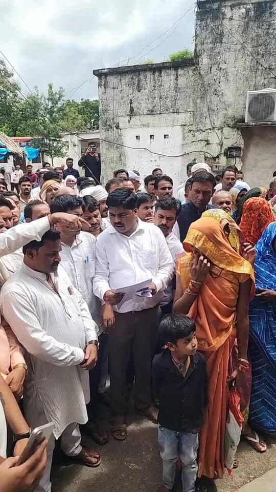 🚨 बक्सवाहा में शराबबंदी की मांग को लेकर ग्रामीणों का बड़ा कदम 🚨
📢 गांव-गांव कथित अवैध शराब बिक्री पर रोक लगाने की मांग, मुख्यमंत्री एवं कलेक्टर के नाम सौंपा ज्ञापन
बक्सवाहा ब्लॉक के विभिन्न ग्रामों में शराब की कथित अवैध बिक्री एवं गांव-गांव शराब पहुंचाए जाने की शिकायतों को लेकर समस्त क्षेत्रवासियों ने प्रशासन से तत्काल प्रभावी कार्रवाई की मांग की है।
📌 ज्ञापन के माध्यम से प्रशासन से स्पष्ट कार्रवाई की मांग—
🔴 गांव-गांव शराब पहुंचाने एवं कथित अवैध बिक्री की तत्काल जांच
🔴 आबकारी एवं पुलिस विभाग द्वारा निष्पक्ष जांच एवं कार्रवाई
🔴 दोषी पाए जाने वाले ठेकेदार, कर्मचारी या एजेंट के खिलाफ कठोर वैधानिक कार्रवाई
🔴 ग्रामीण क्षेत्रों में पुलिस एवं आबकारी विभाग की गश्त बढ़ाने
🔴 ग्रामीणों की मांग के अनुसार संबंधित ग्रामों में शराबबंदी लागू करने की कार्रवाई
🔴 शराब की अवैध आपूर्ति पर प्रभावी रोक लगाकर ग्रामीणों को राहत दिलाने की मांग।
⚠️ ग्रामीणों ने चेतावनी दी है कि यदि समय रहते प्रशासन द्वारा प्रभावी कार्रवाई नहीं की गई तो लोकतांत्रिक तरीके से धरना-प्रदर्शन, शराब दुकानों का घेराव एवं चक्का जाम जैसे आंदोलन किए जाएंगे।
🎥🔴 देखिए पूरा FACEBOOK LIVE — ज्ञापन सौंपते समय क्या बोले क्षेत्रवासी और प्रशासन से क्या मांग की गई?
👉 LIVE VIDEO यहां देखें:
"🔴 फेसबुक LIVE देखें" (https://reference-url-citation.invalid/0)
📍 बक्सवाहा, जिला छतरपुर (म.प्र.)
📅 15 सितंबर 2026
✍️ विनोद कुमार जैन, अधिमान्य पत्रकार
ब्लॉक अध्यक्ष, म.प्र. श्रमजीवी पत्रकार संघ, बकस्वाहा
#बक्सवाहा #शराबबंदी #अवैधशराब #ग्रामीणोंकीआवाज #ज्ञापन #प्रशासनसेकार्रवाईकीमांग #महिलाशक्ति #युवाशक्ति #छतरपुर #मध्यप्रदेश #Bakswaha #Chhatarpur #MadhyaPradesh #BreakingNews