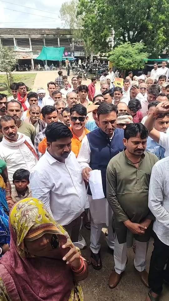 🚨 बक्सवाहा में शराबबंदी की मांग को लेकर ग्रामीणों का बड़ा कदम 🚨
📢 गांव-गांव कथित अवैध शराब बिक्री पर रोक लगाने की मांग, मुख्यमंत्री एवं कलेक्टर के नाम सौंपा ज्ञापन
बक्सवाहा ब्लॉक के विभिन्न ग्रामों में शराब की कथित अवैध बिक्री एवं गांव-गांव शराब पहुंचाए जाने की शिकायतों को लेकर समस्त क्षेत्रवासियों ने प्रशासन से तत्काल प्रभावी कार्रवाई की मांग की है।
📌 ज्ञापन के माध्यम से प्रशासन से स्पष्ट कार्रवाई की मांग—
🔴 गांव-गांव शराब पहुंचाने एवं कथित अवैध बिक्री की तत्काल जांच
🔴 आबकारी एवं पुलिस विभाग द्वारा निष्पक्ष जांच एवं कार्रवाई
🔴 दोषी पाए जाने वाले ठेकेदार, कर्मचारी या एजेंट के खिलाफ कठोर वैधानिक कार्रवाई
🔴 ग्रामीण क्षेत्रों में पुलिस एवं आबकारी विभाग की गश्त बढ़ाने
🔴 ग्रामीणों की मांग के अनुसार संबंधित ग्रामों में शराबबंदी लागू करने की कार्रवाई
🔴 शराब की अवैध आपूर्ति पर प्रभावी रोक लगाकर ग्रामीणों को राहत दिलाने की मांग।
⚠️ ग्रामीणों ने चेतावनी दी है कि यदि समय रहते प्रशासन द्वारा प्रभावी कार्रवाई नहीं की गई तो लोकतांत्रिक तरीके से धरना-प्रदर्शन, शराब दुकानों का घेराव एवं चक्का जाम जैसे आंदोलन किए जाएंगे।
🎥🔴 देखिए पूरा FACEBOOK LIVE — ज्ञापन सौंपते समय क्या बोले क्षेत्रवासी और प्रशासन से क्या मांग की गई?
👉 LIVE VIDEO यहां देखें:
"🔴 फेसबुक LIVE देखें" (https://reference-url-citation.invalid/0)
📍 बक्सवाहा, जिला छतरपुर (म.प्र.)
📅 15 सितंबर 2026
✍️ विनोद कुमार जैन, अधिमान्य पत्रकार
ब्लॉक अध्यक्ष, म.प्र. श्रमजीवी पत्रकार संघ, बकस्वाहा
#बक्सवाहा #शराबबंदी #अवैधशराब #ग्रामीणोंकीआवाज #ज्ञापन #प्रशासनसेकार्रवाईकीमांग #महिलाशक्ति #युवाशक्ति #छतरपुर #मध्यप्रदेश #Bakswaha #Chhatarpur #MadhyaPradesh #BreakingNews