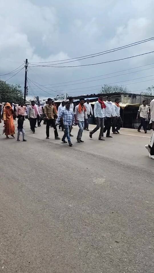🚨 बक्सवाहा में शराबबंदी की मांग को लेकर ग्रामीणों का बड़ा कदम 🚨
📢 गांव-गांव कथित अवैध शराब बिक्री पर रोक लगाने की मांग, मुख्यमंत्री एवं कलेक्टर के नाम सौंपा ज्ञापन
बक्सवाहा ब्लॉक के विभिन्न ग्रामों में शराब की कथित अवैध बिक्री एवं गांव-गांव शराब पहुंचाए जाने की शिकायतों को लेकर समस्त क्षेत्रवासियों ने प्रशासन से तत्काल प्रभावी कार्रवाई की मांग की है।
📌 ज्ञापन के माध्यम से प्रशासन से स्पष्ट कार्रवाई की मांग—
🔴 गांव-गांव शराब पहुंचाने एवं कथित अवैध बिक्री की तत्काल जांच
🔴 आबकारी एवं पुलिस विभाग द्वारा निष्पक्ष जांच एवं कार्रवाई
🔴 दोषी पाए जाने वाले ठेकेदार, कर्मचारी या एजेंट के खिलाफ कठोर वैधानिक कार्रवाई
🔴 ग्रामीण क्षेत्रों में पुलिस एवं आबकारी विभाग की गश्त बढ़ाने
🔴 ग्रामीणों की मांग के अनुसार संबंधित ग्रामों में शराबबंदी लागू करने की कार्रवाई
🔴 शराब की अवैध आपूर्ति पर प्रभावी रोक लगाकर ग्रामीणों को राहत दिलाने की मांग।
⚠️ ग्रामीणों ने चेतावनी दी है कि यदि समय रहते प्रशासन द्वारा प्रभावी कार्रवाई नहीं की गई तो लोकतांत्रिक तरीके से धरना-प्रदर्शन, शराब दुकानों का घेराव एवं चक्का जाम जैसे आंदोलन किए जाएंगे।
🎥🔴 देखिए पूरा FACEBOOK LIVE — ज्ञापन सौंपते समय क्या बोले क्षेत्रवासी और प्रशासन से क्या मांग की गई?
👉 LIVE VIDEO यहां देखें:
"🔴 फेसबुक LIVE देखें" (https://reference-url-citation.invalid/0)
📍 बक्सवाहा, जिला छतरपुर (म.प्र.)
📅 15 सितंबर 2026
✍️ विनोद कुमार जैन, अधिमान्य पत्रकार
ब्लॉक अध्यक्ष, म.प्र. श्रमजीवी पत्रकार संघ, बकस्वाहा
#बक्सवाहा #शराबबंदी #अवैधशराब #ग्रामीणोंकीआवाज #ज्ञापन #प्रशासनसेकार्रवाईकीमांग #महिलाशक्ति #युवाशक्ति #छतरपुर #मध्यप्रदेश #Bakswaha #Chhatarpur #MadhyaPradesh #BreakingNews
