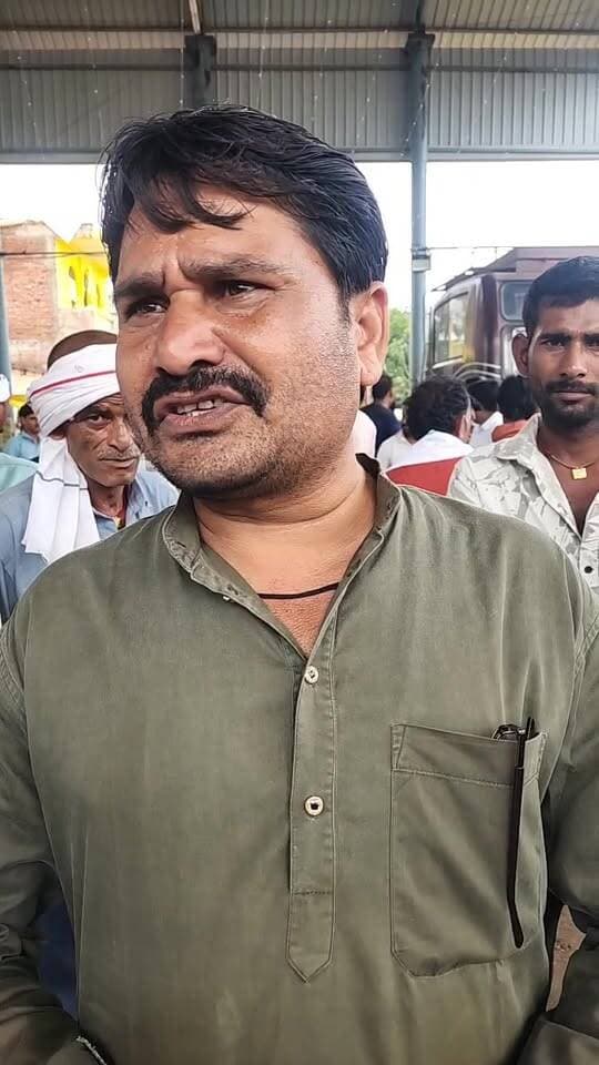 🚨 बक्सवाहा में शराबबंदी की मांग को लेकर ग्रामीणों का बड़ा कदम 🚨
📢 गांव-गांव कथित अवैध शराब बिक्री पर रोक लगाने की मांग, मुख्यमंत्री एवं कलेक्टर के नाम सौंपा ज्ञापन
बक्सवाहा ब्लॉक के विभिन्न ग्रामों में शराब की कथित अवैध बिक्री एवं गांव-गांव शराब पहुंचाए जाने की शिकायतों को लेकर समस्त क्षेत्रवासियों ने प्रशासन से तत्काल प्रभावी कार्रवाई की मांग की है।
📌 ज्ञापन के माध्यम से प्रशासन से स्पष्ट कार्रवाई की मांग—
🔴 गांव-गांव शराब पहुंचाने एवं कथित अवैध बिक्री की तत्काल जांच
🔴 आबकारी एवं पुलिस विभाग द्वारा निष्पक्ष जांच एवं कार्रवाई
🔴 दोषी पाए जाने वाले ठेकेदार, कर्मचारी या एजेंट के खिलाफ कठोर वैधानिक कार्रवाई
🔴 ग्रामीण क्षेत्रों में पुलिस एवं आबकारी विभाग की गश्त बढ़ाने
🔴 ग्रामीणों की मांग के अनुसार संबंधित ग्रामों में शराबबंदी लागू करने की कार्रवाई
🔴 शराब की अवैध आपूर्ति पर प्रभावी रोक लगाकर ग्रामीणों को राहत दिलाने की मांग।
⚠️ ग्रामीणों ने चेतावनी दी है कि यदि समय रहते प्रशासन द्वारा प्रभावी कार्रवाई नहीं की गई तो लोकतांत्रिक तरीके से धरना-प्रदर्शन, शराब दुकानों का घेराव एवं चक्का जाम जैसे आंदोलन किए जाएंगे।
🎥🔴 देखिए पूरा FACEBOOK LIVE — ज्ञापन सौंपते समय क्या बोले क्षेत्रवासी और प्रशासन से क्या मांग की गई?
👉 LIVE VIDEO यहां देखें:
"🔴 फेसबुक LIVE देखें" (https://reference-url-citation.invalid/0)
📍 बक्सवाहा, जिला छतरपुर (म.प्र.)
📅 15 सितंबर 2026
✍️ विनोद कुमार जैन, अधिमान्य पत्रकार
ब्लॉक अध्यक्ष, म.प्र. श्रमजीवी पत्रकार संघ, बकस्वाहा
#बक्सवाहा #शराबबंदी #अवैधशराब #ग्रामीणोंकीआवाज #ज्ञापन #प्रशासनसेकार्रवाईकीमांग #महिलाशक्ति #युवाशक्ति #छतरपुर #मध्यप्रदेश #Bakswaha #Chhatarpur #MadhyaPradesh #BreakingNews