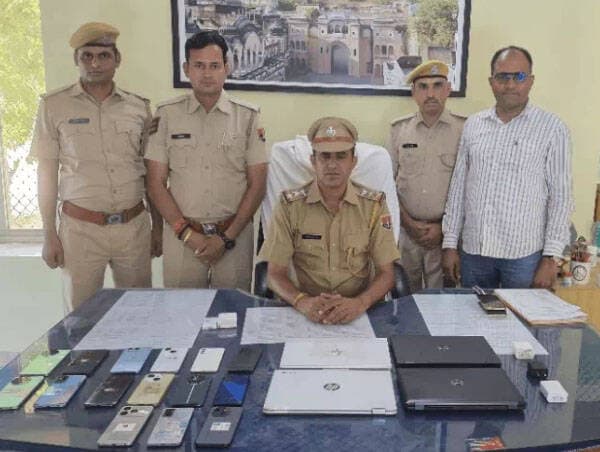 ऑनलाइन गेमिंग से ठगी करने वाले गिरोह का खुलासा:4 बदमाश गिरफ्तार, 15 मोबाइल और 4 लैपटॉप जब्त
.
.
डीडवाना-कुचामन जिले में ऑनलाइन गेमिंग और बुकिंग के नाम पर साइबर ठगी करने वाले गिरोह का खुलासा हुआ है। कुचामनसिटी पुलिस और डीएसटी टीम ने इस संगठित गिरोह के 4 बदमाशों को गिरफ्तार किया है।आरोपियों से 15 एंड्रॉयड मोबाइल फोन, 4 लैपटॉप, सिम कार्ड, चार्जर और हिसाब-किताब की एक डायरी मिली है। इस डायरी में लाखों रुपए के लेन-देन का हिसाब दर्ज होने की बात सामने आई है।पुलिस को 13 सितंबर को कुचामनसिटी थाना क्षेत्र में टैगोर कॉलेज के पास एक किराए के कमरे में संदिग्ध गतिविधियों की सूचना मिली थी। इस पर कुचामनसिटी पुलिस और डीएसटी टीम ने तुरंत वहां छापा मारा। कमरे की तलाशी में 4 लोग मोबाइल और लैपटॉप पर काम करते हुए मिले। शुरुआती पूछताछ और उपकरणों की जांच में साइबर ठगी से जुड़ी बातें सामने आने पर चारों को गिरफ्तार कर लिया गया।ऑनलाइन गेमिंग और बुकिंग के नाम पर लोगों को ठगते थे शुरुआती जांच में पता चला है कि आरोपी ऑनलाइन गेमिंग और बुकिंग के नाम पर लोगों को ठगते थे। वे इसके लिए टेलीग्राम, व्हाट्सऐप, व्हाट्सऐप बिजनेस और फेसबुक जैसे सोशल मीडिया प्लेटफॉर्म का इस्तेमाल करते थे। आरोपी दूसरों को पैसों का लालच देकर उनके बैंक खाते किराए पर लेते थे। इन खातों का उपयोग ठगी की रकम के लेन-देन के लिए किया जाता था। पुलिस ने आरोपियों से मिले मोबाइल और लैपटॉप की तकनीकी जांच शुरू कर दी है। इनमें मौजूद मोबाइल नंबर, सिम, डिजिटल आईडी, चैट, सोशल मीडिया अकाउंट और दूसरे डिजिटल सबूतों की जांच की जा रही है। इसके अलावा, बैंक खातों और पैसों के लेन-देन के आधार पर ठगी की पूरी कड़ी का पता लगाया जा रहा है। गिरफ्तार आरोपियों में जानासर निवासी रवि महिया (20) और पोबेरी निवासी राजेंद्र (24), शिवराज (22) और शिवराज (26) के रूप में हुई है। इन चारों को कोर्ट में पेश करने के बाद 2 दिन की पुलिस रिमांड पर भेजा गया है।
#didwananews
#OnlineFraud
#CyberSecurity