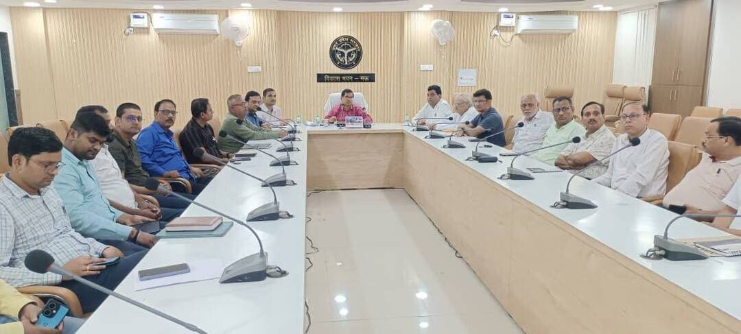 मऊ में 17 सितंबर से शुरू होगा सेवा संकल्प अभियान, जनभागीदारी बढ़ाने को लेकर CDO ने की बैठक
मऊ में सेवा संकल्प अभियान के तहत 17 सितंबर से 17 अक्टूबर तक सेवा पखवाड़ा और विभिन्न कार्यक्रम आयोजित किए जाएंगे। कार्यक्रमों को सफल बनाने और अधिक से अधिक जनभागीदारी सुनिश्चित करने को लेकर मुख्य विकास अधिकारी विवेक कुमार श्रीवास्तव की अध्यक्षता में बैठक आयोजित हुई। बैठक में स्कूल प्रबंधक, व्यापार मंडल के पदाधिकारी, डॉक्टर और उद्यमी शामिल हुए। मुख्य विकास अधिकारी ने बताया कि अभियान के दौरान जनकल्याणकारी और जनभागीदारी से जुड़े कार्यक्रम आयोजित किए जाएंगे। उन्होंने विद्यालयों, व्यापारिक संगठनों, उद्यमियों और डॉक्टरों से सक्रिय सहभागिता की अपील की। अभियान का उद्देश्य सरकार की जनकल्याणकारी योजनाओं और उपलब्धियों की जानकारी लोगों तक पहुंचाने तथा नागरिकों को ‘विकसित भारत@2047’ के सामूहिक संकल्प से जोड़ना है। इस दौरान कार्यक्रमों की रूपरेखा और जनभागीदारी बढ़ाने को लेकर चर्चा की गई और संबंधित लोगों को आवश्यक दिशा-निर्देश दिए गए। बैठक में डीएवी इंटर कॉलेज के प्रधानाचार्य देव भास्कर तिवारी, शारदा नारायण अस्पताल के डॉ. संजय सिंह समेत अन्य डॉक्टर और उद्यमी मौजूद रहे।