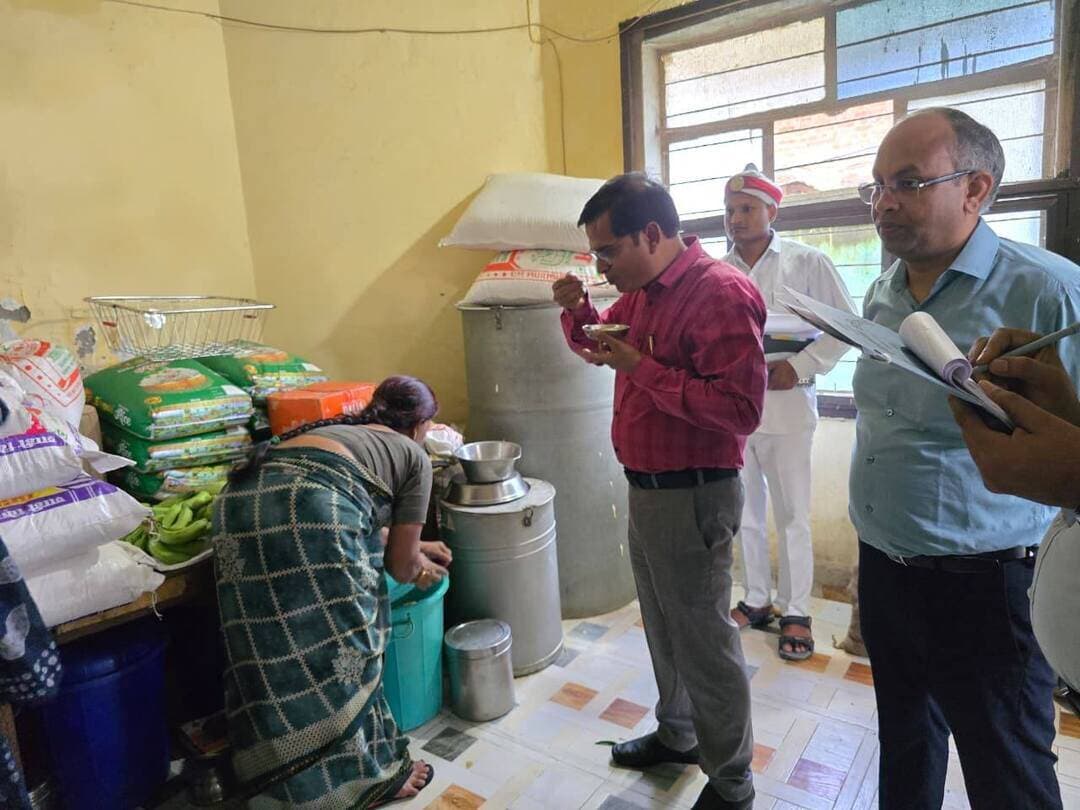 मऊ में कस्तूरबा गांधी आवासीय बालिका विद्यालय का आकस्मिक निरीक्षण, CDO ने परखी भोजन और व्यवस्थाओं की गुणवत्ता
मऊ के मुहम्मदाबाद गोहना स्थित कस्तूरबा गांधी आवासीय बालिका विद्यालय का मुख्य विकास अधिकारी विवेक कुमार श्रीवास्तव ने आकस्मिक निरीक्षण किया। इस दौरान उन्होंने छात्राओं के भोजन, किचन की साफ-सफाई, खाद्य सामग्री और रहने की व्यवस्थाओं का जायजा लिया। छात्राओं से बातचीत कर पढ़ाई और सुविधाओं के बारे में भी जानकारी ली गई।
मुख्य विकास अधिकारी विवेक कुमार श्रीवास्तव अचानक कस्तूरबा गांधी आवासीय बालिका विद्यालय पहुंचे। निरीक्षण के दौरान छात्राएं, अध्यापिकाएं और रसोइया मौजूद मिले। निर्धारित मीनू के अनुसार सब्जी, चावल और दाल तैयार थी और छात्राएं भोजन कर रही थीं। CDO ने खुद भोजन की गुणवत्ता जांची, जो संतोषजनक पाई गई।
इसके बाद किचन और स्टोर में रखी खाद्य सामग्री की भी जांच की गई। मुख्य विकास अधिकारी ने रसोइया को निर्देश दिया कि खाद्य सामग्री इस्तेमाल करने से पहले उसकी एक्सपायरी डेट जरूर जांची जाए। साथ ही किचन और स्टोर को हमेशा साफ-सुथरा और व्यवस्थित रखने के निर्देश दिए।
निरीक्षण के दौरान CDO ने छात्राओं से सीधे संवाद किया और उनके रहने, खाने और सोने समेत अन्य व्यवस्थाओं के बारे में जानकारी ली। छात्राओं ने किसी तरह की समस्या नहीं होने की बात कही। पढ़ाई से जुड़े सवालों पर भी छात्राओं ने संतोषजनक जवाब दिए।
मुख्य विकास अधिकारी ने अध्यापिकाओं और वार्डन को छात्राओं को गुणवत्तापूर्ण शिक्षा देने के साथ उनके स्वास्थ्य, सुरक्षा और देखभाल पर विशेष ध्यान देने के निर्देश दिए। उन्होंने बेहतर शैक्षणिक माहौल और जरूरी सुविधाएं उपलब्ध कराने में किसी भी तरह की लापरवाही नहीं बरतने को कहा।