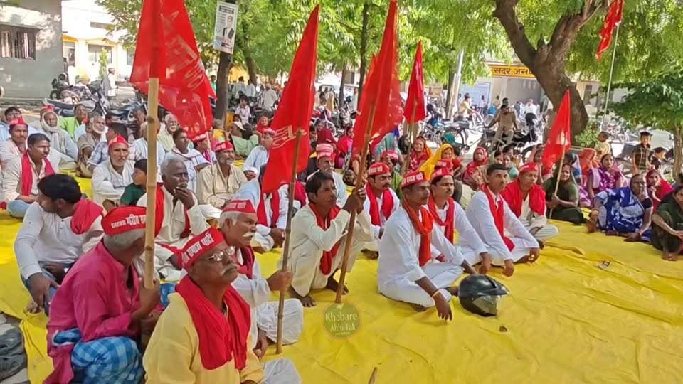 मऊ में गरीब समाज ने बुलंद की आवाज, कई मांगों को लेकर प्रदर्शन
#मऊ #जनमुद्दा #प्रदर्शन #KhabareAbhiTak