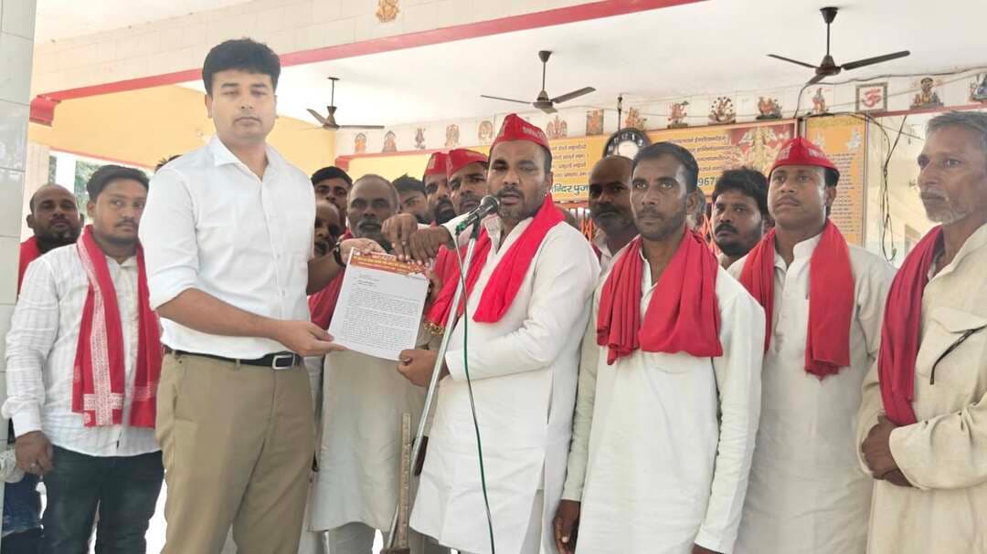 मऊ में गरीब समाज की मांगों को लेकर प्रदर्शन, जमीन के पट्टे और मूलभूत सुविधाओं के लिए सीएम को ज्ञापन
मऊ की सदर तहसील परिसर में मंगलवार को गरीब और वंचित समाज के लोगों ने अपनी मांगों को लेकर प्रदर्शन किया। गरीब समाज पार्टी और अधिकार मंच के बैनर तले डोम, मुसहर, नट, धरकार और बांसफोर समाज के लोग जुटे। प्रदर्शनकारियों ने पात्र परिवारों को जमीन के पट्टे दिए जाने समेत कई मांगें उठाईं।
प्रदर्शन के बाद उपजिलाधिकारी सदर के माध्यम से मुख्यमंत्री को ज्ञापन भेजा गया। पार्टी अध्यक्ष अवधेश बागी ने महंगाई, बेरोजगारी और भ्रष्टाचार का मुद्दा उठाते हुए कहा कि गरीब परिवार आज भी कई मूलभूत सुविधाओं से वंचित हैं।
ज्ञापन में पात्र परिवारों को आवास, नए राशन कार्ड जारी करने और प्रति यूनिट 25 किलो राशन देने, झुग्गी-बस्तियों में पेयजल के लिए हैंडपंप लगाने और गरीब परिवारों का बिजली बिल 50 रुपये किए जाने की मांग की गई। वहीं बांसफोर समाज ने सड़क किनारे सरकारी बांस के बागान विकसित करने की मांग भी रखी।