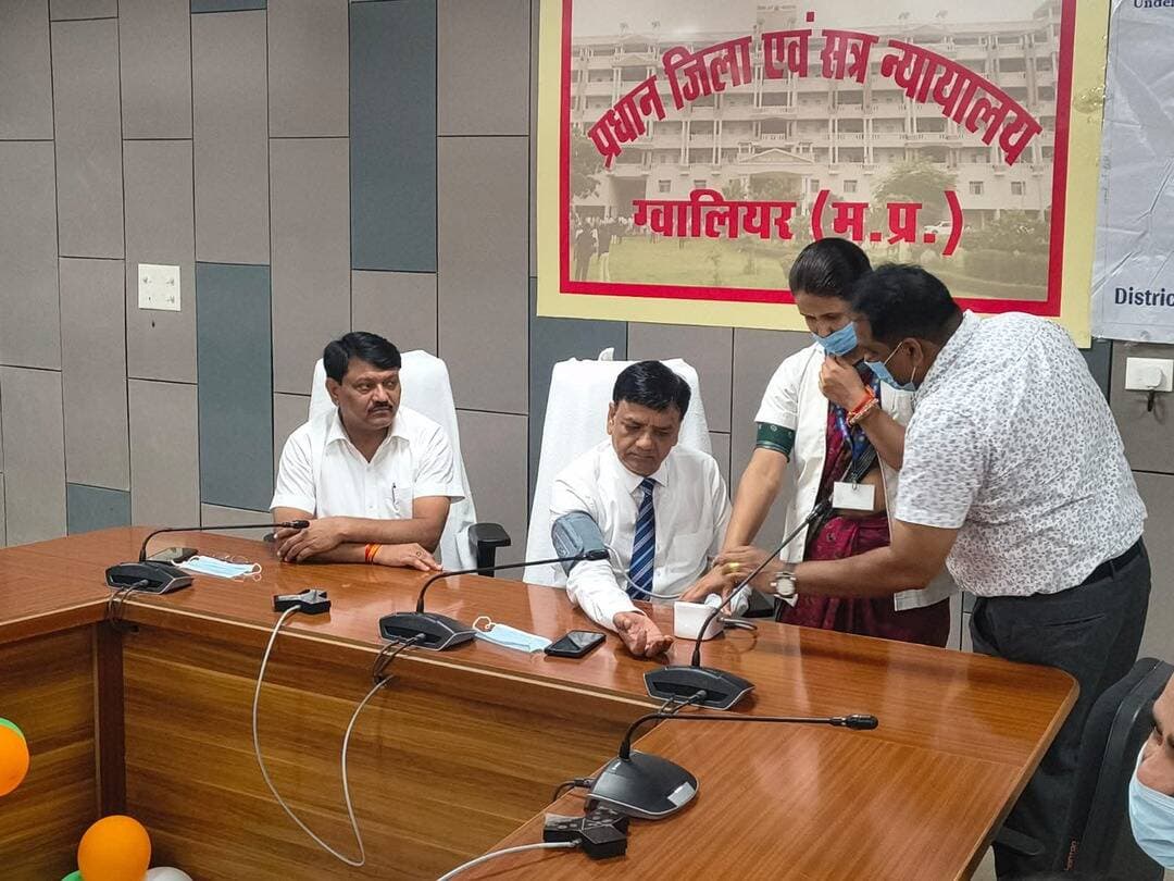न्यायिक अधिकारियों एवं कर्मचारियों के लिए 19 सितम्बर को लगेगा नि:शुल्क स्वास्थ्य परीक्षण शिविर
रक्त परीक्षण शुरू, 112 न्यायिक अधिकारियों व कर्मचारियों का हुआ रक्त परीक्षण
जिला न्यायालय परिसर में ‘उल्लास एक अभिनव प्रयास’ के तहत न्यायिक अधिकारियों एवं कर्मचारियों के लिए 19 सितम्बर को नि:शुल्क स्वास्थ्य परीक्षण शिविर आयोजित किया जाएगा। शिविर की तैयारियों के क्रम में 15 सितम्बर से न्यायिक अधिकारियों एवं कर्मचारियों का रक्त परीक्षण शुरू किया गया है। रक्त परीक्षण के पहले दिन 112 न्यायिक अधिकारियों एवं न्यायालयीन कर्मचारियों का रक्त परीक्षण किया गया। रक्त परीक्षण की रिपोर्ट के आधार पर शिविर में विशेषज्ञ चिकित्सकों द्वारा स्वास्थ्य परीक्षण कर आवश्यक परामर्श दिया जाएगा।
उच्च न्यायालय जबलपुर के दिशा-निर्देशों के अनुसार प्रधान जिला एवं सत्र न्यायाधीश तथा अध्यक्ष, जिला विधिक सेवा प्राधिकरण ग्वालियर ललित किशोर के मार्गदर्शन में जिला न्यायालय परिसर में यह विशेष स्वास्थ्य परीक्षण शिविर आयोजित होने जा रहा है। शिविर का आयोजन मुख्य चिकित्सा एवं स्वास्थ्य अधिकारी कार्यालय के सहयोग से किया जा रहा है।
स्वास्थ्य परीक्षण शिविर के सुचारु आयोजन के लिए मुख्य चिकित्सा एवं स्वास्थ्य अधिकारी कार्यालय द्वारा रक्त नमूना संग्रहण तथा आभा आईडी जनरेट करने के लिए तीन-तीन टीमें गठित की गई हैं। इन टीमों द्वारा 15 सितम्बर से न्यायिक अधिकारियों एवं कर्मचारियों का प्रारंभिक रक्त परीक्षण किया जा रहा है। रक्त परीक्षण की प्रक्रिया 17 सितम्बर तक जारी रहेगी।
रक्त परीक्षण की रिपोर्ट के आधार पर 19 सितम्बर को आयोजित होने वाले विशेष स्वास्थ्य परीक्षण शिविर में चिकित्सकों द्वारा स्वास्थ्य परीक्षण किया जाएगा तथा आवश्यकतानुसार उचित स्वास्थ्य संबंधी परामर्श दिया जाएगा।
रक्त परीक्षण के अवसर पर विशेष न्यायाधीश (एट्रोसिटीज) श्री नवीन शर्मा, जिला न्यायालय ग्वालियर के समस्त न्यायाधीशगण एवं सचिव, जिला विधिक सेवा प्राधिकरण श्री पुष्पेन्द्र सिंह सहित न्यायालयीन अधिकारी एवं कर्मचारी उपस्थित रहे।
<nis:link nis:type=tag nis:id=gwalior nis:value=gwalior nis:enabled=true nis:link/>
PRO Gwalior
Jansampark Madhya Pradesh
CM Madhya Pradesh
