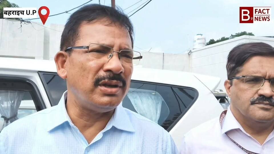 डीएम ने किया महर्षि बालार्क चिकित्सालय का औचक निरीक्षण, व्यवस्थाएं सुधारने के दिए निर्देश
बहराइच। जिलाधिकारी राजेश कुमार पाण्डेय ने महर्षि बालार्क चिकित्सालय का औचक निरीक्षण कर ओपीडी, इमरजेंसी, पंजीकरण काउंटर और सफाई व्यवस्था का जायजा लिया। इस दौरान उन्होंने मरीजों व तीमारदारों से बातचीत कर उनका हाल जाना। निरीक्षण के दौरान डीएम ने ओपीडी में रोजाना आने वाले 2 से 3 हजार मरीजों को लाइन से निजात दिलाने के लिए टोकन सिस्टम लागू करने, पंजीकरण काउंटर पर तीमारदारों के बैठने के लिए बेंचों की संख्या बढ़ाने और पर्याप्त रोशनी के निर्देश दिए। साथ ही उन्होंने सीएमएस डॉ. एस.के. वर्मा और प्राचार्य डॉ. संजय खत्री को शासन की सभी सुविधाएं मानक के अनुसार उपलब्ध कराने व परिसर में उच्च स्तरीय सफाई बनाए रखने के सख्त निर्देश दिए।
Msdasmc MBhospital Bahraich