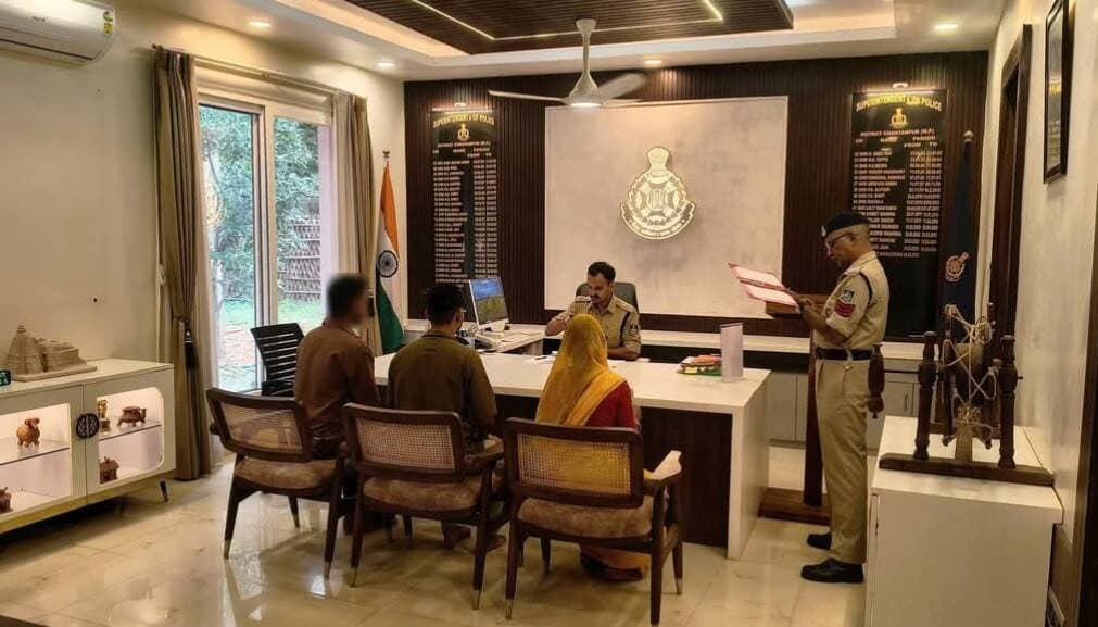 👮♂️ पुलिस अधीक्षक छतरपुर ने सुनीं शिकायतें
छतरपुर म प्र। पुलिस अधीक्षक छतरपुर श्री रजत सकलेचा ने पुलिस अधीक्षक कार्यालय में आयोजित जनसुनवाई के दौरान विभिन्न शिकायतकर्ताओं से संवाद कर उनकी समस्याओं एवं शिकायतों को गंभीरता से सुना।
एसपी श्री सकलेचा ने संबंधित पुलिस अधिकारियों को शिकायतों का त्वरित एवं नियमानुसार निराकरण सुनिश्चित करने के लिए आवश्यक दिशा-निर्देश दिए।
जनसुनवाई के माध्यम से पुलिस प्रशासन द्वारा आमजन की समस्याओं के समाधान और बेहतर पुलिसिंग के लिए निरंतर प्रयास किए जा रहे हैं।
#Chhatarpur #Chhatarpurnews #MP #PoliceJansunwai #MadhyaPradesh #bundelkhand