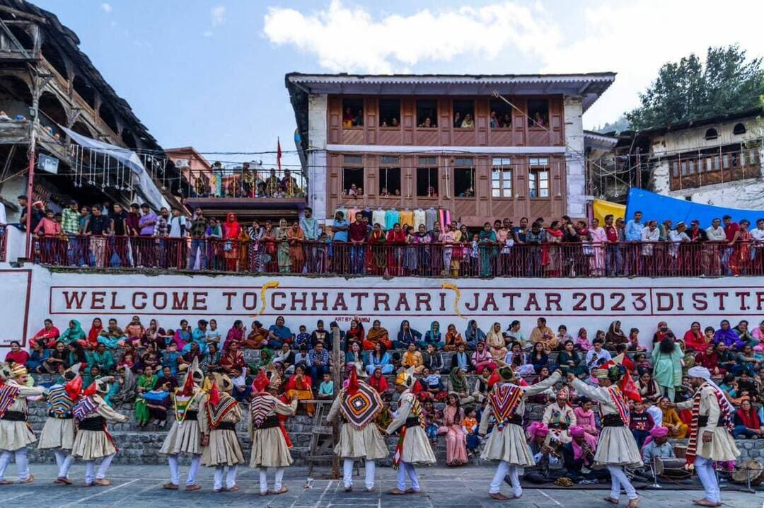 Big breaking
राज्यस्तरीय माता शिव शक्ति जातर मेले के आयोजन पर असमंजस खत्म, पंचायत ही करेगी आयोजन
एसडीएम चिराग शर्मा ने कहा—प्रशासन देगा पूरा सहयोग; पंचायत प्रधान ने आयोजन को लेकर साधी चुप्पी, उपप्रधान बोले- तैयारियां अंतिम चरण में
हिमाचल 84 टीवी ब्यूरो छतराड़ी, 15 सितंबर।
राज्यस्तरीय माता शिव शक्ति जातर मेले के आयोजन को लेकर पिछले कई दिनों से चल रही अटकलों और असमंजस की स्थिति पर अब विराम लग गया है। प्रशासन ने स्पष्ट कर दिया है कि छतराड़ी में होने वाले मेले का आयोजन स्थानीय पंचायत और ग्रामीणों द्वारा ही किया जाएगा। प्रशासन की भूमिका मेले के सफल आयोजन के लिए आवश्यक सहयोग और व्यवस्थाएं सुनिश्चित करने तक रहेगी।
एसडीएम चिराग शर्मा ने स्पष्ट किया कि मेले के आयोजन को लेकर प्रशासन की ओर से पूरा सहयोग किया जा रहा है और आगे भी हरसंभव सहयोग दिया जाएगा। उन्होंने कहा कि मेले का आयोजन पूरी तरह स्थानीय लोगों और ग्राम पंचायत द्वारा किया जाएगा।
कई दिनों से बनी थी स्थिति स्पष्ट न होने की तस्वीर
गौरतलब है कि पिछले कई दिनों से ग्राम पंचायत छतराड़ी में मेले के आयोजन को लेकर असमंजस की स्थिति बनी हुई थी। पंचायत स्तर पर मेले की तैयारियों को लेकर चर्चाएं चल रही थीं, लेकिन प्रशासन और पंचायत की ओर से आयोजन से संबंधित कई महत्वपूर्ण जानकारियां सार्वजनिक तौर पर स्पष्ट नहीं हो पाई थीं। इसी वजह से मेले के स्वरूप, रात्रि सांस्कृतिक कार्यक्रमों और स्टार कलाकारों को लेकर क्षेत्र में तरह-तरह की चर्चाएं चल रही थीं।
अब तक किसी बड़े स्टार कलाकार के नाम की आधिकारिक घोषणा नहीं होने के कारण भी लोगों में उत्सुकता बनी हुई थी।
प्रधान ने नहीं खोले पत्ते, उपप्रधान ने दी तैयारियों की जानकारी
मेले की तैयारियों और कार्यक्रम को लेकर जब ग्राम पंचायत छतराड़ी की प्रधान रिंकू भारद्वाज से बात की गई तो उन्होंने इस संबंध में खुलकर कोई स्पष्ट जानकारी साझा नहीं की। ऐसे में मेले की तैयारियों को लेकर पंचायत की ओर से आधिकारिक स्थिति स्पष्ट न होने से लोगों के बीच असमंजस की स्थिति बनी रही।
वहीं, पंचायत के उपप्रधान मोनू शर्मा ने बताया कि मेले की तैयारियां अंतिम चरण में पहुंच चुकी हैं। उन्होंने कहा कि रात्रि सांस्कृतिक कार्यक्रमों में प्रस्तुति देने वाले कलाकारों को लगभग फाइनल कर लिया गया है। वहीं, मुख्य अतिथि को लेकर बातचीत चल रही है और एक-दो दिन के भीतर इसे भी अंतिम रूप दे दिया जाएगा।
प्रशासन की भूमिका पर भी उठ रहे थे सवाल
पंचायत की ओर से स्पष्ट जानकारी सामने न आने के चलते यह सवाल भी उठ रहे थे कि क्या मेले के आयोजन में प्रशासन की कोई प्रत्यक्ष भूमिका होगी या पंचायत ही इसका पूरा जिम्मा संभालेगी। एसडीएम के बयान के बाद अब यह तस्वीर साफ हो गई है कि आयोजन की जिम्मेदारी पंचायत और स्थानीय लोगों की होगी, जबकि प्रशासन आवश्यक सहयोग प्रदान करेगा।
अब निगाहें पंचायत की ओर से होने वाली आधिकारिक घोषणा पर टिकी हैं। खासकर रात्रि कार्यक्रम के कलाकारों, मुख्य अतिथि और मेले की अंतिम रूपरेखा को लेकर पंचायत कब आधिकारिक जानकारी सार्वजनिक करती है, यह देखना महत्वपूर्ण होगा।
एक नजर में
मेले का आयोजन ग्राम पंचायत और स्थानीय लोग करेंगे।
प्रशासन पूर्ण सहयोग करेगा।
रात्रि कार्यक्रम के कलाकार लगभग फाइनल बताए जा रहे हैं।
मुख्य अतिथि के नाम पर अभी बातचीत जारी है।
एक-दो दिन में मुख्य अतिथि के नाम की घोषणा होने की संभावना।
प्रधान की ओर से फिलहाल आयोजन को लेकर विस्तृत जानकारी सार्वजनिक नहीं की गई है।