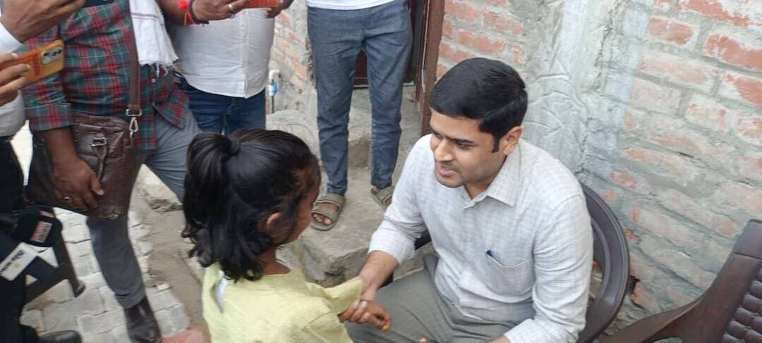 कक्षा-1 की छात्रा समारा नाज की शिकायत पर पूर्ण हुआ रास्ते का निर्माण
#maunews #DmMau
*जिलाधिकारी ने भटकुला पट्टी पहुंचकर सड़क की गुणवत्ता का किया स्थलीय निरीक्षण।*
*समस्याओं के त्वरित निस्तारण के साथ जनसुविधाओं का ध्यान रखना जिला प्रशासन की प्राथमिकता : जिलाधिकारी।*
नगर पालिका परिषद मऊ के अंतर्गत भटकुला पट्टी स्थित वार्ड नंबर-17 में रास्ता निर्माण को लेकर कक्षा-1 की छात्रा समारा नाज द्वारा जनसुनवाई के दौरान जिलाधिकारी महोदय के समक्ष शिकायत की गई थी। जिला प्रशासन द्वारा शिकायत का तत्काल संज्ञान लेते हुए संबंधित अधिकारियों को आवश्यक कार्रवाई के निर्देश दिए गए, जिसके क्रम में रास्ता निर्माण का कार्य पूर्ण करा लिया गया।
आज जिलाधिकारी आनंद वर्द्धन द्वारा मौके पर पहुंचकर नवनिर्मित रास्ते का स्थलीय निरीक्षण किया गया तथा निर्माण कार्य की गुणवत्ता की जांच की गई। उन्होंने संबंधित अधिकारियों से निर्माण कार्य की गुणवत्ता एवं अन्य आवश्यक बिंदुओं के संबंध में जानकारी प्राप्त की तथा आवश्यक निर्देश दिए। निरीक्षण के दौरान जिलाधिकारी ने आसपास की गलियों का भी सर्वे कराकर आवश्यकतानुसार कार्रवाई करने के निर्देश अधिशासी अधिकारी नगरपालिका को दिए। उन्होंने स्थानीय लोगों से संवाद कर क्षेत्र की अन्य समस्याओं एवं मूलभूत सुविधाओं के संबंध में जानकारी ली तथा प्राप्त समस्याओं के नियमानुसार एवं समयबद्ध ढंग से समाधान के निर्देश संबंधित अधिकारियों को दिए। निरीक्षण के उपरांत जिलाधिकारी ने छात्रा समारा नाज से मुलाकात की तथा उसे साइकिल एवं चॉकलेट उपहार स्वरूप भेंट की। रास्ते का निर्माण पूर्ण होने और उपहार पाकर समारा नाज काफी प्रसन्न हुई। बच्ची एवं उसके परिजनों द्वारा जिला प्रशासन की त्वरित कार्रवाई के लिए जिलाधिकारी के प्रति आभार व्यक्त किया गया। इस दौरान आसपास के स्थानीय लोगों ने भी क्षेत्र में कराए गए कार्यों तथा जिलाधिकारी द्वारा मौके पर पहुंचकर समस्याओं का जायजा लेने और उनके समाधान के लिए दिए गए निर्देशों की सराहना की।
निरीक्षण के दौरान अधिशासी अधिकारी, नगर पालिका परिषद मऊ सहित अन्य संबंधित अधिकारी एवं कर्मचारी उपस्थित रहे।