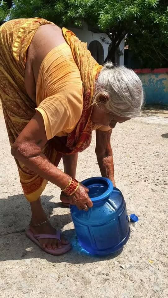 टैंकर से प्यास बुझाते लोग