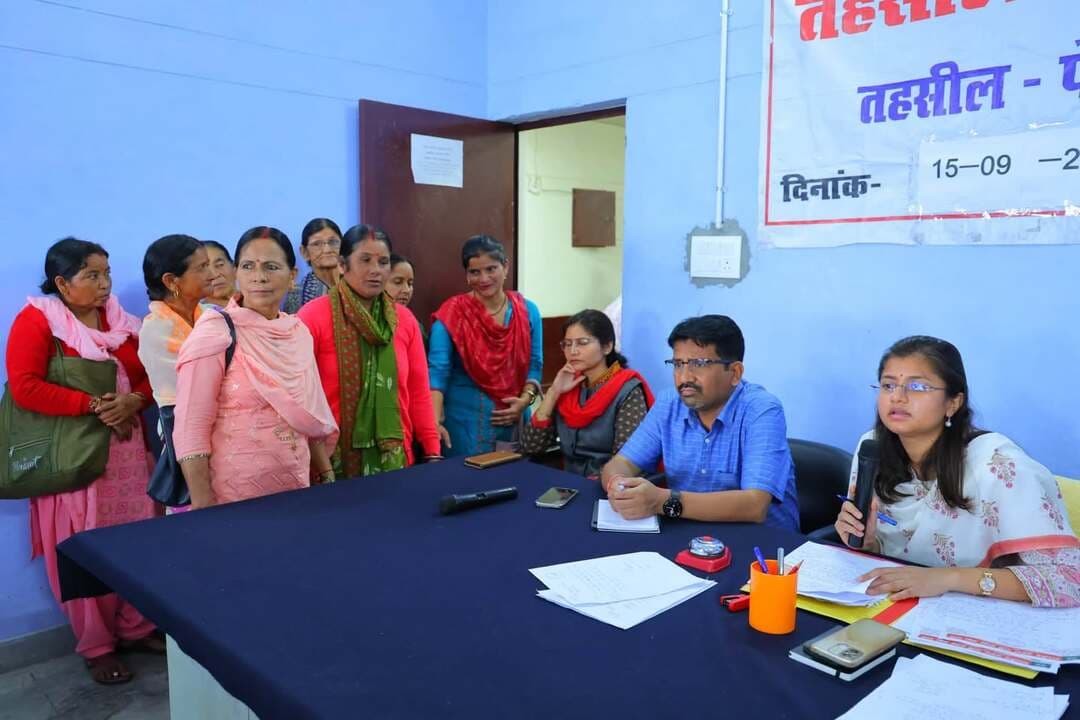 #तहसील दिवस में सुनीं गईं 20 जनसमस्याएं, अधिकारियों को आवश्यक कार्रवाई के निर्देश
जनसमस्याओं का प्राथमिकता से समाधान कर आख्या प्रस्तुत करने के निर्देश
मुख्यमंत्री पुष्कर सिंह धामी के निर्देशों के क्रम में आमजन की समस्याओं के त्वरित समाधान एवं जनसुविधाओं को बेहतर बनाने के उद्देश्य से तहसील सभागार पौड़ी में तहसील दिवस आयोजित किया गया। संयुक्त मजिस्ट्रेट गौरी प्रभात की अध्यक्षता में आयोजित तहसील दिवस में स्थानीय लोगों एवं जनप्रतिनिधियों ने क्षेत्र से जुड़ी विभिन्न समस्याएं एवं मांगें रखीं। संयुक्त मजिस्ट्रेट ने सभी प्रकरणों को सुनते हुए संबंधित विभागीय अधिकारियों को नियमानुसार प्राथमिकता के साथ कार्रवाई करने के निर्देश दिए। तहसील दिवस में कुल 20 शिकायतें दर्ज हुईं, जिनमें अधिकांश का निस्तारण मौके पर किया गया।
तहसील दिवस में सड़क, विद्युत, जल निकासी, वन्यजीवों से सुरक्षा, विद्यालय भवन तथा आवारा पशुओं से संबंधित विषयों पर लोगों ने अपनी बातें रखीं। अपर चोपड़ा मिशन कॉलोनी में घर के नीचे पानी आने से शौचालय प्रभावित होने के संबंध में संयुक्त मजिस्ट्रेट ने राजस्व उपनिरीक्षक को मौके का निरीक्षण करने तथा नगर पालिका को निरीक्षण के आधार पर आवश्यक कार्रवाई करने को कहा। उन्होंने च्वींचा मोटर मार्ग के सुधारीकरण के संबंध में लोक निर्माण विभाग को सड़क के गड्ढों की मरम्मत और नालियों का सुधारीकरण करने के निर्देश दिए। साथ ही उन्होंने गांव में विद्युत लाइन को व्यवस्थित करने तथा जंगली सूअरों से सुरक्षा के संबंध में भी वन विभाग को आवश्यक कदम उठाने को कहा। उन्होंने सड़कों के किनारे झाड़ी कटान के संबंध में लोक निर्माण विभाग को फोटो सहित आख्या उपलब्ध कराने के भी निर्देश दिए।
तहसील दिवस में संयुक्त मजिस्ट्रेट ने राजकीय प्राथमिक विद्यालय केसुंदर गांव की चारदीवारी एवं पुश्ते के सुधारीकरण के संबंध में शिक्षा विभाग को विद्यालय परिसर से जुड़े आवश्यक कार्य कराने को कहा। उन्होंने कोट गांव में आवारा पशुओं एवं कुत्तों से संबंधित विषय पर भी संबंधित विभाग को आवश्यक कार्रवाई करने के निर्देश दिए। साथ ही बमटी गांव में बारिश के कारण मकान में आई दरार के संबंध में संबंधित विकासखंड को प्रकरण को आपदा के अंतर्गत लेने के लिए आवश्यक कार्रवाई करने के निर्देश दिए गए।
संयुक्त मजिस्ट्रेट गौरी प्रभात ने कहा कि तहसील दिवस आमजन की समस्याओं को स्थानीय स्तर पर सुनने और उनके समाधान की दिशा में प्रभावी कार्रवाई का माध्यम है। उन्होंने अधिकारियों को निर्देश दिए कि प्राप्त प्रकरणों पर नियमानुसार त्वरित कार्रवाई करते हुए संबंधित लोगों को आवश्यक जानकारी उपलब्ध कराएं। उन्होंने स्थलीय जांच से जुड़े मामलों में समयबद्ध जांच कर आख्या प्रस्तुत करने तथा जनसमस्याओं के समाधान को प्राथमिकता देने के निर्देश दिए।