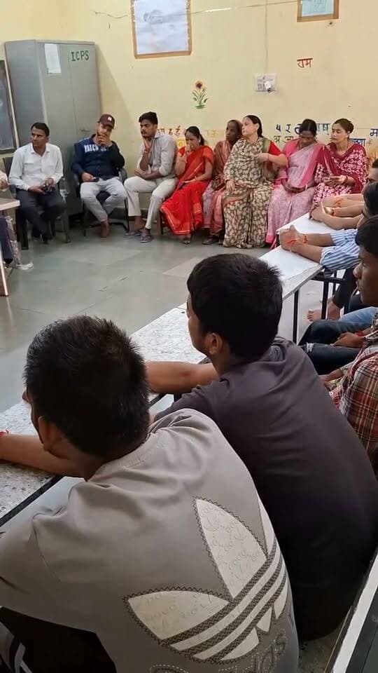 *आत्महत्या रोकथाम में सकारात्मक संवाद महत्वपूर्ण, खुलकर करें मन की बातें, निकलेगा समाधान*
करौली राष्ट्रीय मानसिक स्वास्थ्य कार्यक्रम के अंतर्गत राजकीय संप्रेक्षण गृह, करौली में ‘मन दर्पण-2 कार्यक्रम’ के तहत आत्महत्या रोकथाम एवं गेट कीपर मॉड्यूल प्रशिक्षण का आयोजन किया गया, जिसमें मानसिक स्वास्थ्य से जुड़े तथ्यों एवं जानकारी से अवगत कराया गया।
सीएमएचओ डॉ. सतीश मीना ने बताया कि 10 सितंबर से 10 अक्टूबर तक मानसिक स्वास्थ्य जागरूकता माह का आयोजन किया जा रहा है जिसमें आमजन में व्याप्त सामाजिक भ्रांतियों के निवारण के लिए मानसिक स्वास्थ्य से जुड़े तथ्यों एवं सही जानकारी का को प्रसारित किया जाएगा। उन्होंने बताया कि जिले में मानसिक स्वास्थ्य सेवाओं की आसान एवं समयबद्ध उपलब्धता सुनिश्चित करने के लिए प्रशिक्षण कार्यक्रमों तथा विशेष प्रयासों को बढ़ावा दिया जा रहा है।
वरिष्ठ मनोरोग विशेषज्ञ डॉ. प्रेमराज मीना ने मानसिक तनाव, अवसाद एवं अन्य मानसिक स्वास्थ्य समस्याओं से जुड़े आत्महत्या के जोखिम पर प्रकाश डालते हुए आत्महत्या की अवधारणा, जोखिम कारकों, प्रमुख संकेतों एवं कारणों के बारे में विस्तार से जानकारी दी। उन्होंने बताया कि गेट कीपर मॉड्यूल आत्महत्या रोकथाम की दिशा में एक महत्वपूर्ण पहल है। मानसिक तनाव एवं अवसाद के चेतावनीपूर्ण लक्षणों की प्रारंभिक अवस्था में पहचान कर समय पर उचित परामर्श एवं उपचार उपलब्ध कराने से आत्महत्या के जोखिम को कम किया जा सकता है।
बाल कल्याण समिति अध्यक्ष अनिल शर्मा ने कहा कि मन में किसी प्रकार का संकोच रखने के बजाय अपनी समस्याओं और भावनाओं को खुले मन से विशेषज्ञों, मित्रों एवं परिजनों के साथ साझा करना चाहिए। सकारात्मक संवाद मानसिक तनाव को कम करने और समाधान तलाशने में सहायक हो सकता है।
बाल कल्याण समिति सदस्य फजले अहमद ने आत्महत्या से जुड़ी सामाजिक भ्रांतियों के समयबद्ध निवारण की आवश्यकता पर जोर देते हुए आपसी सहयोग एवं संवेदनशीलता की भावना विकसित करने की बात कही।
वरिष्ठ शिशु रोग विशेषज्ञ डॉ. महेंद्र मीना ने मानसिक स्वास्थ्य संबंधी समस्याओं को छिपाने के बजाय विश्वसनीय मित्रों एवं परिजनों के साथ साझा करने तथा समय रहते समाधान तलाशने की आवश्यकता पर जोर दिया।
साइकेट्रिक नर्स गौरव गोयल ने मानसिक एवं भावनात्मक समस्या की स्थिति में टेली-मानस हेल्पलाइन 14416 पर संपर्क कर विशेषज्ञ परामर्श लेने की जानकारी दी।
उपनिदेशक, बाल कल्याण इकाई, पवन कुमार गुप्ता ने आमजन से अपील की कि वे गेटकीपर की भूमिका निभाते हुए मानसिक संकट से गुजर रहे किसी भी व्यक्ति की बात ध्यानपूर्वक सुनें, उसे अकेला न छोड़ें और आवश्यकता पड़ने पर समय पर विशेषज्ञ सहायता से जोड़ें।कार्यक्रम में बाल कल्याण इकाई, राजकीय संप्रेक्षण गृह के कार्मिकों तथा आवासरत विधि से संघर्षरत बालकों ने भाग लिया।