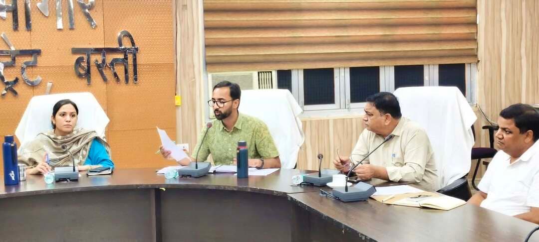*बस्ती: शिकायतों का निस्तारण औपचारिकता नहीं, गुणवत्तापूर्ण हो - डीएम कृत्तिका ज्योत्स्ना ने दी सख्त चेतावनी* आईजीआरएस समीक्षा बैठक में लापरवाही पर कार्रवाई के निर्देश, रैंकिंग सुधारने पर जोर*
जनपद बस्ती, 15 सितंबर 2026 जिलाधिकारी बस्ती कृत्तिका ज्योत्स्ना की अध्यक्षता में मंगलवार को कलेक्ट्रेट सभागार में आईजीआरएस की समीक्षा बैठक आयोजित की गई।
बैठक में विभिन्न विभागों से प्राप्त शिकायतों के निस्तारण, लंबित प्रकरणों तथा शिकायतकर्ताओं की संतुष्टि की विभागवार गहन समीक्षा की गई। बैठक के दौरान आईजीआरएस पोर्टल पर उपलब्ध अद्यतन आंकड़ों का प्रस्तुतीकरण किया गया।
जिलाधिकारी ने कहा कि जनशिकायतों का त्वरित एवं प्रभावी समाधान शासन की सर्वोच्च प्राथमिकताओं में शामिल है। शिकायतों का निस्तारण केवल औपचारिकता न होकर गुणवत्तापूर्ण एवं संतोषजनक होना चाहिए। उन्होंने समस्त विभागाध्यक्षों को निर्देश दिया कि आईजीआरएस पोर्टल पर प्राप्त शिकायती संदर्भों का समयसीमा के भीतर निस्तारण सुनिश्चित करें, जिससे शासन स्तर से फीडबैक लेने पर शिकायतकर्ता अपनी संतुष्टि का फीडबैक दे सकें और जनपद की रैंकिंग बेहतर हो सके।
उन्होंने स्पष्ट चेतावनी दी कि शिकायतों के निस्तारण में लापरवाही अथवा अनावश्यक विलंब पाए जाने पर संबंधित अधिकारियों के विरुद्ध सख्त विभागीय कार्रवाई की जाएगी।
बैठक में मुख्य विकास अधिकारी सार्थक अग्रवाल, मुख्य चिकित्सा अधिकारी डॉ राजीव निगम, उप जिलाधिकारी प्रमोद कुमार, उमाकांत तिवारी, अहमद फरीद खान, राजेश यादव, जिला समाज कल्याण अधिकारी लालजी यादव, ईडीएम सौरभ द्विवेदी सहित संबंधित विभागीय अधिकारीगण उपस्थित रहे।
संवाददाता हरी ओम प्रकाश
राष्ट्रीय हिंदी दैनिक कौटिल्य का भारत
