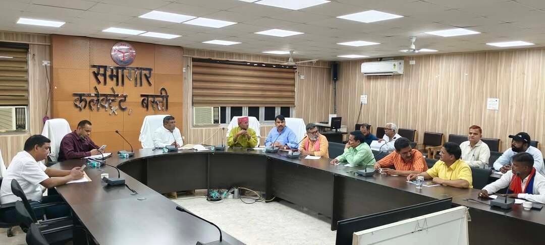 *बस्ती: शिक्षक एमएलसी निर्वाचन की मतदाता सूची का निरंतर पुनरीक्षण जारी, छूटे हुए शिक्षक भर सकते हैं फॉर्म-19 - एसडीएम कीर्ति प्रकाश भारती*
बस्ती, 15 सितंबर 2026 (सू0वि0)। कलेक्ट्रेट सभागार में सोमवार को गोरखपुर-फैजाबाद खंड शिक्षक निर्वाचन क्षेत्र की निर्वाचक नामावलियों के संबंध में एक महत्वपूर्ण बैठक आयोजित की गई। बैठक की अध्यक्षता उप जिला मजिस्ट्रेट कीर्ति प्रकाश भारती ने की।
बैठक में एसडीएम ने बताया कि भारत निर्वाचन आयोग के निर्देशानुसार 6 जनवरी 2026 को अंतिम रूप से प्रकाशित निर्वाचक नामावलियों की हार्ड एवं सॉफ्ट कॉपी समस्त मान्यता प्राप्त राजनैतिक दलों को उसी दिन आयोजित बैठक में उपलब्ध कराई जा चुकी है। वर्तमान में उक्त निर्वाचक नामावलियों का निरंतर पुनरीक्षण चल रहा है। उन्होंने बताया कि यदि किसी पात्र शिक्षक मतदाता का नाम सूची में सम्मिलित होने से छूट गया है, तो वह फॉर्म-19 ऑनलाइन अथवा ऑफलाइन भर सकता है। फॉर्म-19 को जिला विद्यालय निरीक्षक से प्रतिहस्ताक्षरित कराने के पश्चात संबंधित पदाभिहित अधिकारी / उप जिलाधिकारी एवं जिला निर्वाचन अधिकारी कार्यालय बस्ती में जमा किया जा सकता है।
साथ ही उन्होंने कहा कि निर्वाचक नामावली में सम्मिलित किसी भी नाम के विरुद्ध आपत्ति हेतु फॉर्म-7 भरा जा सकता है। यदि वर्तमान सूची में किसी मतदाता का नाम, पिता का नाम, उम्र, शिक्षण संस्थान का नाम या फोटो आदि में कोई त्रुटि है तो उसके संशोधन के लिए फॉर्म-8 भरकर जमा किया जा सकता है।
इस बैठक में मान्यता प्राप्त राजनैतिक दलों के प्रतिनिधिगण, उप जिलाधिकारी राजेश यादव, सहायक निर्वाचन अधिकारी ओम प्रकाश, वरिष्ठ प्रधान सहायक अजय पाण्डेय, वरिष्ठ सहायक पीयूष, परमहंस सहित संबंधित अधिकारी उपस्थित रहे।
संवाददाता हरी ओमप्रकाश
राष्ट्रीय हिंदी दैनिक कौटिल्य का भारत
