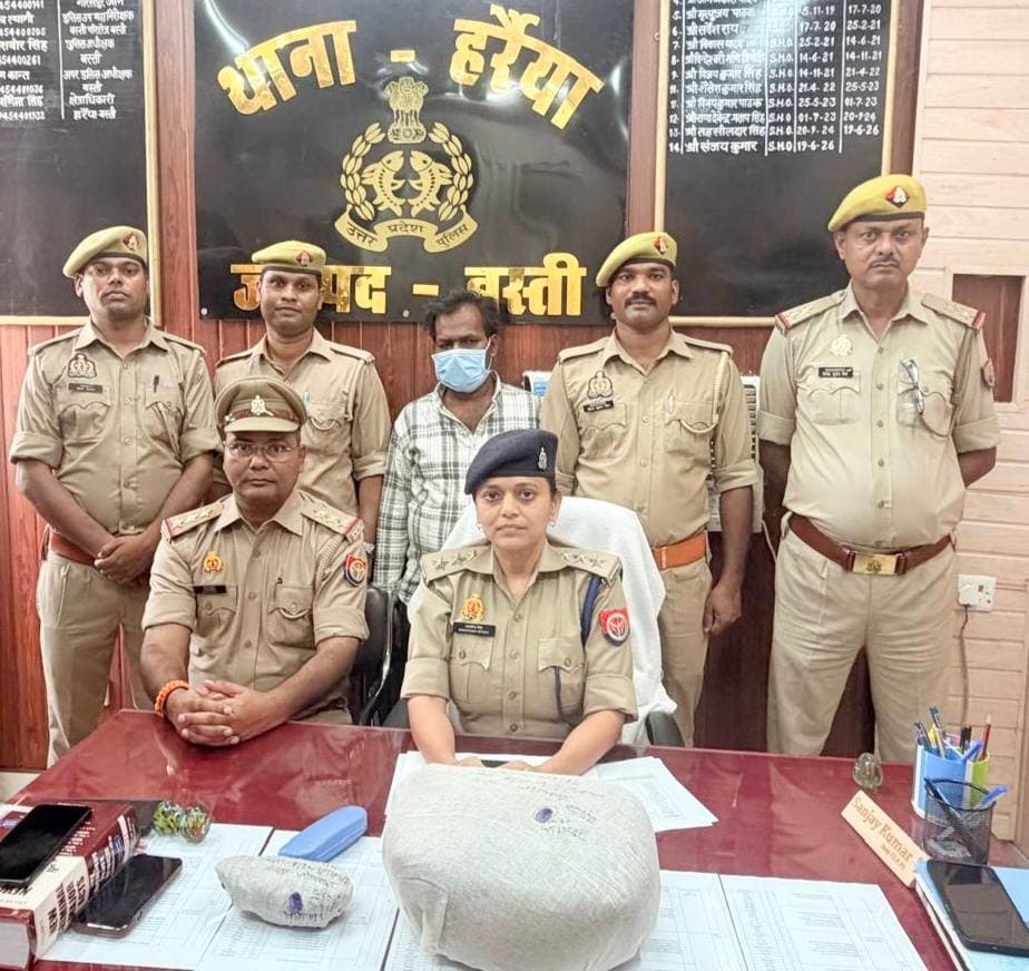 *बस्ती: हरैया पुलिस को बड़ी सफलता, 4.5 किलो गांजा के साथ शातिर तस्कर गिरफ्तार* थानेश्वर मंदिर के पास रात्रि चेकिंग में धराया गैंगस्टर का आरोपी, भेजा गया जेल*
जनपद बस्ती ,उत्तर प्रदेश 15 सितंबर 2026
बस्ती। पुलिस अधीक्षक बस्ती डॉ0 यशवीर सिंह के आदेश पर चलाए जा रहे अपराध व अपराधियों के विरुद्ध अभियान के तहत थाना हरैया पुलिस को बड़ी सफलता हाथ लगी है।
अपर पुलिस अधीक्षक श्यामकान्त के निर्देशन व क्षेत्राधिकारी हर्रैया सुश्री स्वर्णिमा सिंह के कुशल पर्यवेक्षण में *प्रभारी निरीक्षक हरैया संजय कुमार* के नेतृत्व में पुलिस टीम ने रात्रि चेकिंग के दौरान दिनांक 14-09-2026 को समय करीब 10.30 बजे थानेश्वर मंदिर के पास से एक अभियुक्त को गिरफ्तार किया।
गिरफ्तार अभियुक्त की पहचान जीतबहादुर सोनकर पुत्र सेवालाल निवासी खटकाहिया थाना हरैया जनपद बस्ती के रूप में हुई। उसके कब्जे से 4.5 किलोग्राम अवैध गांजा बरामद हुआ। गिरफ्तारी व बरामदगी के आधार पर थाना हरैया पर मु0अ0सं0 259/2026 धारा 8/20 NDPS एक्ट पंजीकृत कर आवश्यक विधिक कार्यवाही पूर्ण कर अभियुक्त को माननीय न्यायालय भेजा जा रहा है।
पकड़ा गया अभियुक्त शातिर किस्म का अपराधी है। उसका लंबा आपराधिक इतिहास है। उसके विरुद्ध पूर्व में थाना हरैया में NDPS एक्ट, आबकारी अधिनियम, आर्म्स एक्ट तथा जनपद बाराबंकी के थाना रामसनेहीघाट में NDPS व गैंगस्टर एक्ट के तहत 5 मुकदमे पंजीकृत हैं।
*तेजतर्रार व ईमानदार छवि के लिए जाने जाते हैं प्रभारी निरीक्षक संजय कुमार* थाना हरैया के प्रभारी निरीक्षक संजय कुमार अपनी तेजतर्रार कार्यशैली और ईमानदार छवि के लिए पूरे जिले में जाने जाते हैं। कार्यभार ग्रहण करने के बाद से ही उन्होंने अपराधियों के खिलाफ ताबड़तोड़ कार्रवाई कर अपराध पर अंकुश लगाया है। उनकी सक्रियता से थाना क्षेत्र में अवैध मादक पदार्थों की तस्करी करने वालों में हड़कंप मचा हुआ है। आम जनता में उनके प्रति विश्वास बढ़ा है।
*गिरफ्तार करने वाली पुलिस टीम -*
प्रभारी निरीक्षक संजय कुमार, उप निरीक्षक दिनेश कुमार सिंह, का0 शिव यादव, का0 धर्मेंद्र यादव।
संवाददाता हरी ओम प्रकाश
राष्ट्रीय हिंदी दैनिक कौटिल्य का भारत