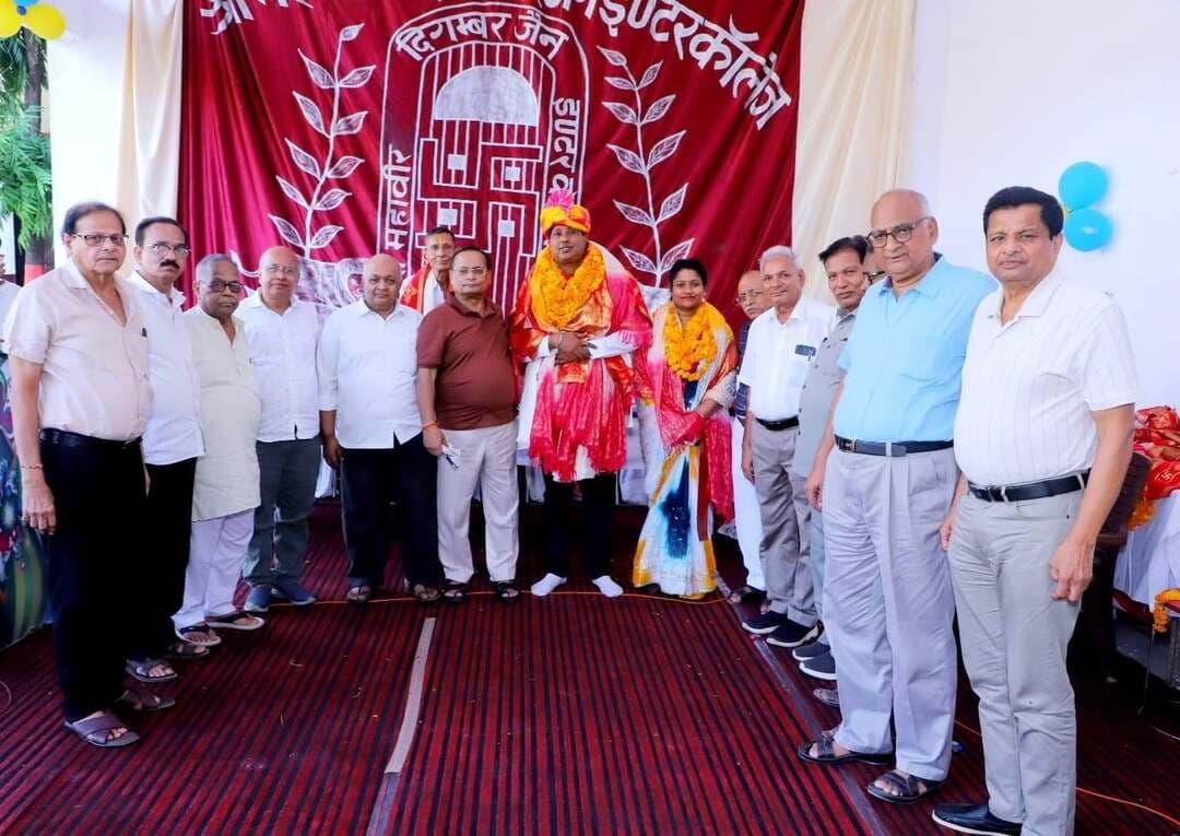 फिरोजाबाद: एम डी जैन इंटर कॉलेज सिरसागंज के प्रवक्ता अश्वनी जैन का प्रबंधसमिति ने किया सम्मान
फिरोजाबाद। श्री महावीर दिगम्बर जैन इंटर कॉलेज सिरसागंज के नागरिक शास्त्र प्रवक्ता अश्वनी कुमार जैन को गोरखपुर में मुख्यमंत्री योगी आदित्यनाथ द्वारा राज्य अध्यापक पुरस्कार मिलने पर विद्यालय प्रबंधसमिति ने सम्मानित किया।
प्रबंधसमिति अध्यक्ष मोहनलाल जैन एवं प्रबंधक अशोक कुमार जैन रपरिया के संयोजन में आयोजित कार्यक्रम में तिलक लगाकर, माल्यार्पण, शॉल ओढ़ाकर और गोल्ड प्लेटेड प्रशस्ति पत्र प्रदान किया गया।
प्रबंधसमिति ने बताया कि विद्यालय के 74 वर्ष के इतिहास में माध्यमिक शिक्षा विभाग में राज्य अध्यापक पुरस्कार पाने वाले अश्वनी जैन पहले शिक्षक हैं। उन्हें यह सम्मान नागरिक शास्त्र विषय को रुचिकर बनाने, संविधान मेला, क्विज, पोस्टर प्रतियोगिता, शैक्षिक भ्रमण, टीएलएम से अध्यापन और स्वच्छ भारत अभियान ब्रांड एंबेसडर के रूप में उत्कृष्ट कार्यों के लिए मिला है।
जिला विज्ञान क्लब के जिला समन्वयक के रूप में उन्होंने एक हजार से अधिक विज्ञान प्रदर्शनियां आयोजित की हैं। पूर्व प्रधानाचार्य साहस कुमार जैन ने कहा यह जनपद के लिए गौरव का क्षण है।
इस अवसर पर सोसायटी अध्यक्ष कमलेश कुमार जैन, आमोद कुमार जैन रावत, नीरज जैन, प्रवीण कुमार जैन सिंघई, राजीव कुमार जैन समेत समस्त विद्यालय परिवार मौजूद रहा।
#Firozabad #Sirsaganj #BreakingNews #ViralNews #UPTeacherAward #YogiAdityanath #MDJainCollege #FirozabadNews #DDMNews #ShareKaro