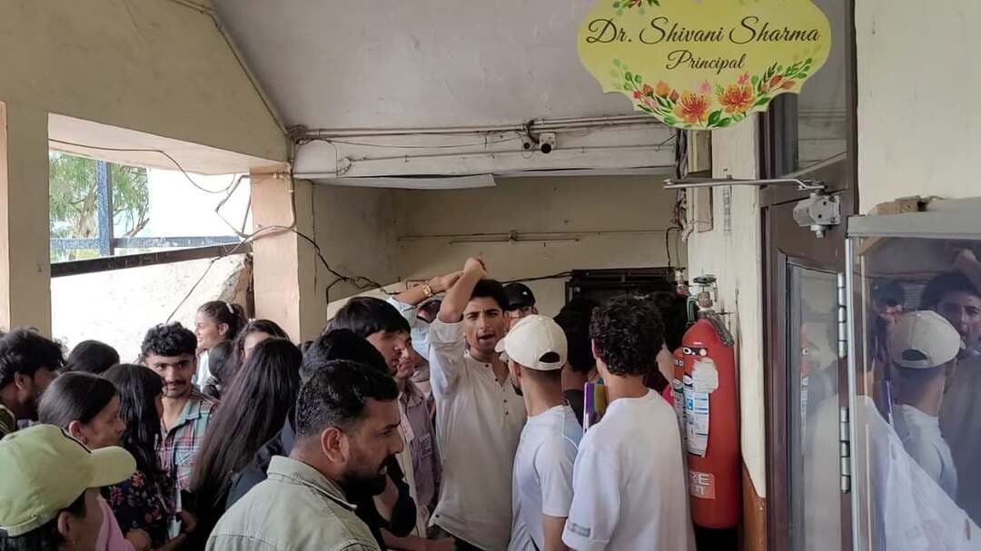स्टूडेंट्स फेडरेशन ऑफ इंडिया (SFI)
राजकीय महाविद्यालय सोलन इकाई
छात्रा से अभद्रता और ‘कैरेक्टरलेस’ कहने की घटना की SFI ने की कड़ी निंदा