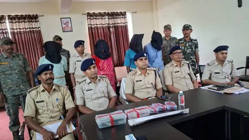 बलियापुर में सिर कटी युवती हत्याकांड का खुलासा, प्रेम विवाह से नाराजगी में हत्या की साजिश का आरोप
धनबाद
बलियापुर में सिर कटी युवती हत्याकांड का खुलासा, प्रेम विवाह से नाराजगी में हत्या की साजिश का आरोप
Facebook Twitter WhatsApp Copy Print
धनबाद। बलियापुर थाना क्षेत्र के ढांगी पहाड़ी की तलहटी से युवती का सिर कटा शव मिलने के मामले का पुलिस ने खुलासा कर दिया है। पुलिस ने हत्या की साजिश में शामिल होने के आरोप में चार लोगों को गिरफ्तार किया है। वहीं, पुलिस के अनुसार मुख्य साजिशकर्ता समेत कुछ अन्य आरोपी अभी फरार हैं।
सोमवार को बैंक मोड़ थाना में आयोजित प्रेस वार्ता में सिटी एसपी ने मामले की जानकारी दी। पुलिस के अनुसार, तकनीकी साक्ष्य और CCTV फुटेज की मदद से आरोपियों तक पहुंचा गया।
ढांगी पहाड़ी के पास मिला था सिर कटा शव
पुलिस के अनुसार, 11 सितंबर को ढांगी पहाड़ी की तलहटी में युवती का सिर कटा शव बरामद हुआ था। घटनास्थल से कुछ दूरी पर बोरे में बंद युवती का सिर भी मिला था।
जांच के दौरान मृतका की पहचान गिरिडीह जिले के बेगाबाद थाना क्षेत्र निवासी संदीप रवानी की पुत्री के रूप में हुई। वह 9 सितंबर से लापता थी।
परिजनों की शिकायत के आधार पर बलियापुर थाना में कांड संख्या 155/2026 दर्ज कर पुलिस ने जांच शुरू की थी।
प्रेम विवाह को लेकर सामने आया विवाद
पुलिस जांच में सामने आया कि युवती ने शीतलपुर निवासी कृष रवानी से प्रेम विवाह किया था। पुलिस के अनुसार, कृष के पिता संतोष रवानी इस विवाह से कथित तौर पर नाराज थे।
पुलिस का दावा है कि इसी नाराजगी के चलते युवती की हत्या की साजिश रची गई। इसके बाद कथित तौर पर योजनाबद्ध तरीके से हत्या कर शव को ठिकाने लगाने का प्रयास किया गया।
हालांकि, हत्या की पूरी वजह और साजिश में प्रत्येक आरोपी की भूमिका को लेकर पुलिस की जांच अभी जारी है।
CCTV और तकनीकी साक्ष्य से चार गिरफ्तार
पुलिस ने CCTV फुटेज और तकनीकी साक्ष्यों के आधार पर मामले में कार्रवाई करते हुए चार आरोपियों को गिरफ्तार किया है। गिरफ्तार आरोपियों में राजगंज निवासी जयराम रवानी, बलियापुर निवासी किशोर महतो, आलोमनी देवी और राम प्रसाद रजवार शामिल हैं।
पुलिस ने आरोपियों से पूछताछ के साथ घटनाक्रम से जुड़े अन्य पहलुओं की भी जांच शुरू कर दी है।
हत्या में इस्तेमाल छुरा और अन्य सामान बरामद
पुलिस के अनुसार, आरोपियों की निशानदेही और जांच के दौरान हत्या में इस्तेमाल धारदार छुरा, मृतका की चप्पल और पूजा सामग्री बरामद की गई है।
पुलिस अब फरार आरोपियों की तलाश में लगातार छापेमारी कर रही है। मुख्य साजिशकर्ता समेत अन्य आरोपियों की गिरफ्तारी के बाद हत्या की साजिश, घटना की पूरी कड़ी और सभी आरोपियों की भूमिका के बारे में और जानकारी सामने आने की उम्मीद है।