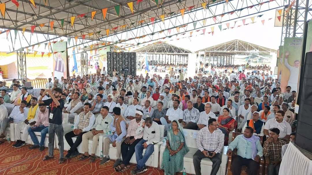 कृषि उपज मंडी प्रांगण में उत्साहपूर्वक मनाया गया बलराम महोत्सव
दमोह में आयोजित बलराम महोत्सव में विधायक दमोह जयंत कुमार मलैया, सांसद दमोह राहुल सिंह लोधी, विधायक हटा उमा देवी खटीक, गोपाल पटेल, कलेक्टर, पुलिस अधीक्षक सहित बड़ी संख्या में किसान एवं जनप्रतिनिधिगण उपस्थित रहे।
वीडियो कॉन्फ्रेंसिंग के माध्यम से भोपाल से मुख्यमंत्री डॉ. मोहन यादव ने दमोह जिले के किसानों से संवाद कर उनका उत्साहवर्धन किया। मुख्यमंत्री ने किसानों से खेती में अपनाई जा रही आधुनिक तकनीकों की जानकारी ली तथा विभिन्न किसान हितैषी योजनाओं की जानकारी साझा करते हुए योजनाओं का लाभ लेने के लिए प्रेरित किया।
मुख्यमंत्री डॉ. यादव ने किसानों की मेहनत एवं योगदान की सराहना करते हुए उनकी खुशहाली और समृद्धि की कामना की।
इस अवसर पर उत्कृष्ट कार्य करने वाले कृषक बंधुओं को प्रशस्ति पत्र एवं शॉल से सम्मानित कर उनका उत्साहवर्धन किया गया।
#damoh #CMMadhyaPradesh #Damoh