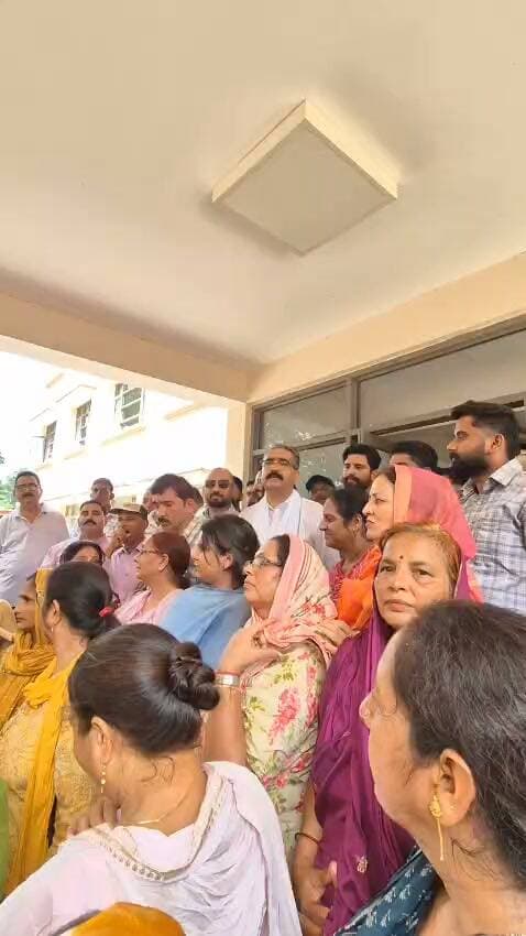 डाडा सीबा ।। News123 ।। झूठी गारंटी का हिसाब मांगने पहुंची महिलाओं से डर गई सुक्खू सरकार : बिक्रम ठाकुर*
*
*कहा—महिलाओं के खाते में हर माह 1500 रुपये देने का वादा आज 69 हजार रुपये का बकाया*
*जवाब देने के बजाय भाजपा के कार्यक्रम में व्यवधान डालकर कांग्रेस ने अपनी बौखलाहट दिखाई*