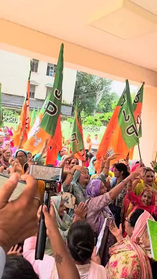 #भाजपा #जिला #देहरा
डाडा सीबा ।। News123 ।। प्रदेश सरकार के 45 महीने बीतने के बाद भी ₹1,500 प्रतिमाह का वादा पूरा न होने पर भाजपा का प्रदर्शन, हर महिला के ₹67,500 का हिसाब कौन देगा?
देहरा के #जसवां-प्रागपुर की महिलाओं की हुंकार—वादे नहीं, अब अपने हक का पैसा और सरकार से जवाब चाहिए!