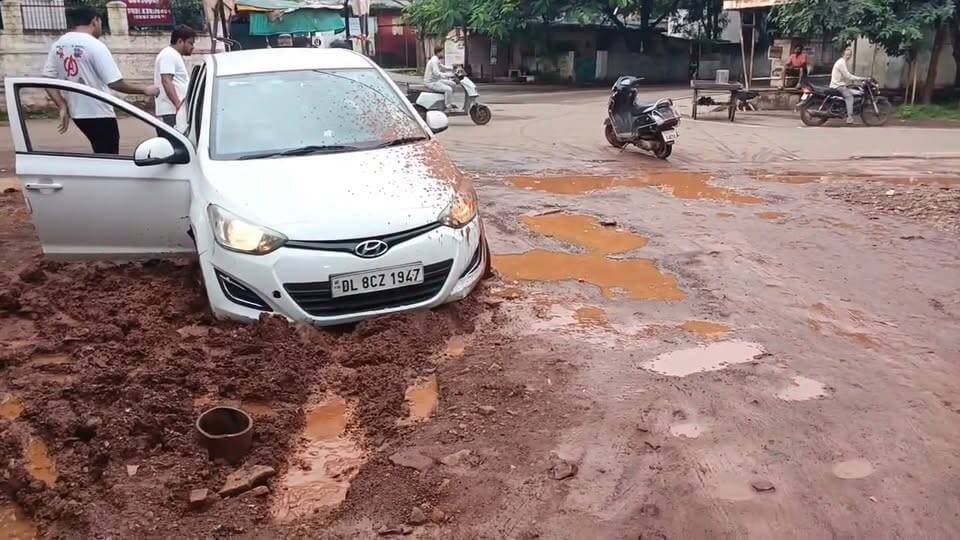 🚨 लो शिवपुरी के हाल बेहाल! आखिरकार गाड़ी फंस ही गई...
शिवपुरी। शहर की श्री राम कॉलोनी में सड़क की बदहाल स्थिति का एक वीडियो सामने आया है। हालात ऐसे हैं कि बारिश के बाद सड़क पर कीचड़ और जलभराव के चलते वाहन चालकों को परेशानी का सामना करना पड़ रहा है। इसी दौरान एक गाड़ी सड़क पर फंस गई।
स्थानीय लोगों का कहना है कि कॉलोनी की सड़क की स्थिति लंबे समय से खराब है और बारिश के दिनों में समस्या और बढ़ जाती है। अब देखना होगा कि जिम्मेदार विभाग कब इस समस्या का संज्ञान लेकर सड़क की स्थिति सुधारता है।
सवाल यही है—आखिर कब सुधरेंगे शिवपुरी की कॉलोनियों के ऐसे हालात?
#Shivpuri #शिवपुरी #श्रीरामकॉलोनी #सड़ककीबदहाली #जलभराव #बारिश #जनसमस्या #PNEWZINDIA #शिवपुरीसमाचार