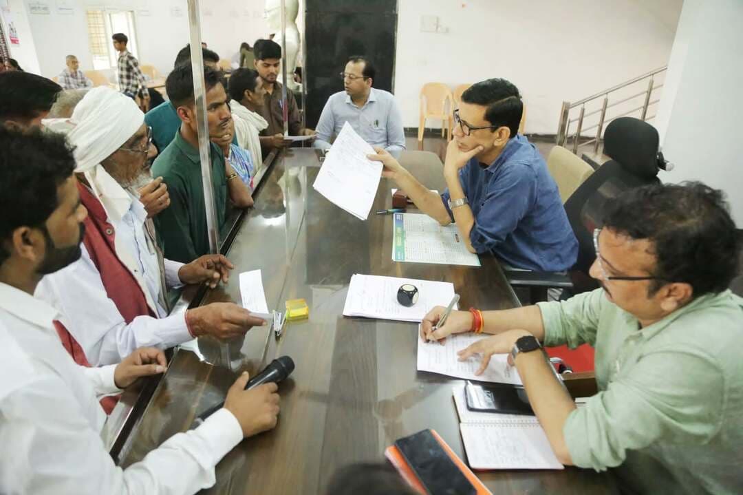 ➡️ जनसुनवाई में 182 आवेदकों की समस्याएं सुनीं,
➡️ अधिकारियों को त्वरित निराकरण के निर्देश
कलेक्टर कार्यालय में आयोजित जनसुनवाई में 182 आवेदकों की समस्याएं सुनी गईं। अधिकारियों ने आमजन की समस्याओं को गंभीरता से सुनते हुए संबंधित विभागों को प्रकरणों का तत्परता से निराकरण सुनिश्चित करने के निर्देश दिए। इस अवसर पर एसडीएम सागर श्री रोहित वर्मा, संयुक्त कलेक्टर श्री रविश श्रीवास्तव, सिटी मजिस्टेªट श्री शैलेष द्विवेदी, डिप्टी कलेक्टर श्री रजत सोनी सहित विभिन्न विभागों के अधिकारी एवं कर्मचारी उपस्थित रहे।
CM Madhya Pradesh Dr Mohan Yadav Jansampark Madhya Pradesh #JansamparkMP #sagar