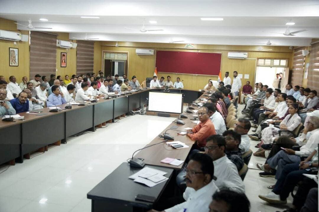➡️ स्वामित्व अधिकार अभिलेख निष्पादन एवं पंजीयन-2026 योजना का 17 सितम्बर से होगा क्रियान्वयन, तहसीलदार एवं नायब तहसीदार को दिया गया प्रशिक्षण
➡️ सभी संबंधित अधिकारी निर्धारित तिथि पर कैंप में अवश्य उपस्थित हों - कलेक्टर
कलेक्टर श्रीमती प्रतिभा पाल ने निर्देश दिए हैं कि स्वामित्व योजना के तहत आयोजित होने वाले कैंपों में सभी संबंधित अधिकारी निर्धारित तिथि पर अनिवार्य रूप से उपस्थित रहें। उन्होंने कहा कि हितग्राहियों को कैंप तक लाने की संपूर्ण तैयारी समय पर पूरी कर ली जाए और अभियान को गंभीरता से लिया जाए। स्वामित्व योजना शासन की अति महत्वाकांक्षी योजना है, अतः इसके क्रियान्वयन में किसी भी प्रकार की लापरवाही बर्दाश्त नहीं की जाएगी और लापरवाही बरतने वालों पर सख्त कार्यवाही सुनिश्चित की जाएगी। कलेक्टर ने उक्त निर्देश स्वामित्व अधिकार अभिलेख निष्पादन एवं पंजीयन-2026 योजना के क्रियान्वयन के संबंध में आयोजित प्रशिक्षण में दिए।
स्वामित्व अधिकार अभिलेख निष्पादन एवं पंजीयन-2026 योजना का 17 सितम्बर से क्रियान्वयन किया जाएगा। योजना के अंतर्गत शासन द्वारा भूमिस्वामियों के पक्ष में तैयार अधिकार अभिलेखों का निःशुल्क पंजीयन रजिस्ट्री कराया जाएगा। योजना के संबंध में तहसीलदार, नायब तहसीदार एवं सेक्टर अधिकारियों को कलेक्ट्रेट सभाकक्ष में प्रशिक्षण दिया गया। प्रशिक्षण में अपर कलेक्टर श्री अविनाश रावत सहित अन्य अधिकारी उपस्थित रहे।
स्वामित्व अधिकार अभिलेख निष्पादन एवं पंजीयन-2026 प्रशिक्षण में स्वामित्व दस्तावेज सत्यापन प्रक्रिया को विस्तार से समझाया गया। रजिस्ट्री हेतु भूस्वामी की आधार ईकेवायसी होना आवश्यक है। सेक्टर अधिकारियों को उनके दायित्व को समझाया गया। तहसीलदार एवं नायब तहसीदारों खसरा सुधार, समानांतर रूप से ईकेवायसी कराना सुनिश्चित करने, कंट्रोल रूम स्थापित करने, सेक्टर अधिकारियों के साथ समन्वय स्थापित करने, हितग्राहियों का चिन्हांकन करने सहित अन्य अवश्यक निर्देश दिए गए।
योजना के तहत पंजीयन के लिए पंचायत उपकर एवं अतिरिक्त स्टाम्प ड्यूटी में छूट का भी प्रावधान किया गया है। योजना के प्रभावी क्रियान्वयन के लिए पटवारी को निष्पादक घोषित किया गया है, जबकि तहसीलदार, नायब तहसीलदार, राजस्व निरीक्षक तथा पंचायत स्तर के संबंधित अधिकारियों को उप-पंजीयक की शक्तियां प्रदान की गई हैं।
पंचायत स्तर पर लगेंगे शिविर, पहला शिविर 17 से 19 सितंबर को
योजना के क्रियान्वयन के लिए पंचायत स्तर पर सप्ताह में 03 दिवस पूर्ण-दिवसीय शिविर आयोजित किए जाएंगे। पहला शिविर दिनांक 17 से 19 सितंबर तक आयोजित किया जाएगा। संपूर्ण प्रक्रिया मोबाइल एप के माध्यम से ऑनलाइन और ऑफलाइन मोड में संचालित होगी। भूमिस्वामी द्वारा भूलेख एप/पोर्टल पर आधार ई केवायसी एवं लैंड लिंकिंग की प्रक्रिया पूर्ण की जाएगी। इसके पश्चात डच्मैमअं एप के माध्यम से आवेदनकर्ता द्वारा पंजीयन विलेख तैयार किया जाएगा। पटवारी द्वारा निष्पादित पंजीयन विलेख का सत्यापन कर सारा एप के माध्यम से ई-साइन किया जाएगा तथा संबंधित अधिकृत अधिकारी द्वारा संपदा एप के माध्यम से पंजीयन की कार्यवाही पूर्ण की जाएगी।
भूमिस्वामियों से अपील
समस्त भूमिस्वामी भूलेख पोर्टल पर स्वयं का आधार ई-केवायसी कार्य पूर्ण कराये, भूमिस्वामी निर्धारित शिविरों में उपस्थित होकर अपने अधिकार अभिलेख के पंजीयन की प्रक्रिया पूर्ण कराएं तथा योजना का लाभ उठाएं। योजना का प्रमुख उद्देश्य भूमिस्वामियों को उनके संपत्ति संबंधी अधिकारों का विधिवत पंजीयन उपलब्ध कराते हुए उस संपत्ति के आधार पर बैंकिंग संस्थाओं से ऋण प्राप्त करने की प्रक्रिया को सरल बनाना है। ध्यान रहे कि योजना के तहत संपूर्ण प्रक्रिया निःशुल्क रूप से संचालित की जाएगी।
CM Madhya Pradesh Dr Mohan Yadav Jansampark Madhya Pradesh #JansamparkMP #sagar