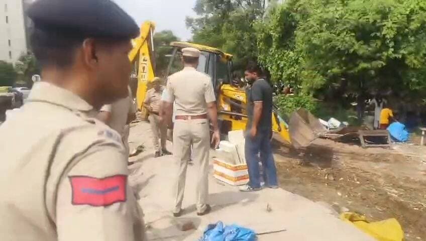 मिशन क्राइम एंड एनक्रोचमेंट फ्री पंचकूला: सेक्टर 20/21 डिवाइडिंग रोड के किनारे चला बुलडोजर, पंचकूला पुलिस ने एचएसवीपी के सहयोग से अवैध दुकानें, रेहड़ियां व झुग्गियां हटाकर सरकारी जमीन कराई गई अतिक्रमण मुक्त
पंचकूला/ 15 सितंबर :- पंचकूला को सुरक्षित, व्यवस्थित और अपराध मुक्त बनाने के उद्देश्य से पंचकूला पुलिस कमिश्नर आईपीएस पंकज नैन द्वार कुछ माह पहले क्राइम एंड एनक्रोचमेंट फ्री पंचकूला अभियान की शुरुआत की गई थी। इस अभियान के माध्यम से सार्वजनिक स्थलों, मुख्य सड़कों और सरकारी जमीनों पर अवैध रूप से किए गए कब्जों और अस्थायी ठिकानों पर कड़ा रुख अपनाया जा रहा है।
इसी कड़ी में डीसीपी क्राइम एंड ट्रैफिक आईपीएस अमरिंदर सिंह के निर्देशानुसार पंचकूला पुलिस की विभिन्न इकाइयों ने एसीपी ट्रैफिक सुरेन्द्र सिंह की अगुवाई में एक बड़ी कार्रवाई को अंजाम दिया। पुलिस टीम ने हरियाणा शहरी विकास प्राधिकरण के सहयोग से सेक्टर 20/21 डिवाइडिंग रोड के पास बने अवैध कब्जों पर कार्रवाई की। इस दौरान सरकारी भूमि पर बिना किसी अनुमति के लगाई गई अवैध दुकानों, रेहड़ियों और झुग्गियों को बुलडोजर की सहायता से पूरी तरह ध्वस्त कर हटा दिया गया और जमीन को पूरी तरह अतिक्रमण मुक्त कराया गया।
पुलिस कमिश्नर पंकज नैन ने स्पष्ट किया कि पंचकूला की सुरक्षा, कानून-व्यवस्था और नागरिकों का अमन-चैन पुलिस की सर्वोच्च प्राथमिकता है। उन्होंने बताया कि कुछ माह पहले भी जिले के कई स्थानों को इसी अभियान के तहत अतिक्रमण मुक्त कराया गया था। हाल ही में सेक्टर 20/21 के पास अतिक्रमण की सूचना संज्ञान में आते ही यह सख्त कदम उठाया गया। पुलिस कमिश्नर ने जोर देकर कहा कि बिना किसी वैध पहचान या दस्तावेज के सार्वजनिक स्थानों और सड़कों के किनारे अवैध ठिकाने बनाकर रहना न केवल कानून का उल्लंघन है, बल्कि यह शहर की सुरक्षा व्यवस्था के लिए भी गंभीर चुनौती बन सकता है। पुलिस का यह अभियान आगे भी लगातार जारी रहेगा।