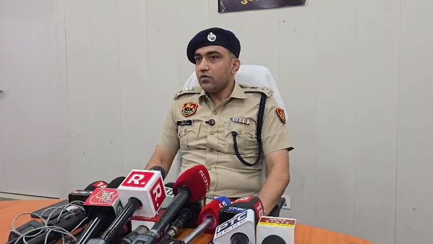 *महिला बाइकर/राइडर को टक्कर मारने के मामले में आरोपी गिरफ्तार*
*सीसीटीवी विश्लेषण के आधार पर हत्या के प्रयास की धारा जोड़ी गई।*
*अभियोग में जोड़ी गई धारा 109 BNS की ईजाद।*
`गुरुग्राम: 15 सितंबर 2026`
▪️दिनांक 14.09.2026 को सुबह एक महिला बाइक राइडर ने अपने सोशल मीडिया प्लेटफॉर्म पर एक वीडियो साझा की जिसमें दर्शाया गया था कि दिनांक 13 सितंबर को सुबह गोल्फ कोर्स रोड पर महिला बाइक राइडर को कार से टक्कर मारी गई थी। महिला बाइकर को टक्कर मारने का वीडियो गुरुग्राम पुलिस के संज्ञान में आने पर पीड़िता से संपर्क करने के प्रयास किए गए। महिला द्वारा कोई भी शिकायत प्राप्त न होने पर गुरुग्राम पुलिस ने घटना का स्वतः संज्ञान लेते हुए तुरंत ही संबंधित धाराओं के तहत थाना सैक्टर-56 में अभियोग पंजीकृत किया।
▪️आरोपी कार चालक मीडिया को मामले के संबंध में साक्षात्कार देकर पुलिस से बचने के लिए अपना मोबाइल फोन बंद करके फ़रार हो गया। आरोपी की गिरफ्तारी के लिए 3 टीम गठित की गई।
▪️उपरोक्त अभियोग अंकित करके मामले की गहन जांच करने के बाद सीसीटीवी विश्लेषण के आधार पर अभियोग में हत्या के प्रयास की धारा 109 BNS ईजाद (जोड़ी) की गई है। अनुसंधान के दौरान पीड़िता के कथन अंकित किए गए तथा इसके आधार पर धारा 78,79 BNS की वृद्धि की गई है।
▪️अपराध शाखा सोहना, गुरुग्राम की पुलिस टीम ने कार्यवाही करते हुए उपरोक्त अभियोग में आरोपी को दिनांक 15.09.2026 को दौसा-राजगढ़ के बीच ,राजस्थान से गिरफ्तार किया। आरोपी की पहचान *कल्याण बैंसला (उम्र-33 वर्ष) निवासी चांदहट,पलवल, हरियाणा* के रूप में हुई है।
▪️आरोपी को काबू करने के बाद आरोपी द्वारा पेशाब करने के बहाने पुलिस से भागने की कोशिश की गई जिसमें आरोपी को गिरने से कुछ चोटें आई है जिसका अस्पताल में प्राथमिक उपचार करवाया गया है।
*▪️आरोपी के कब्जा से घटना में प्रयुक्त की गई 01 कार बरामद की गई है जो आरोपी के दोस्त के नाम है।*
▪️अभियोग में नियमानुसार आगामी कार्यवाही की जाएगी। अभियोग अनुसंधानाधीन है।