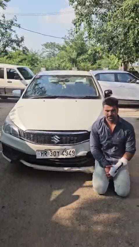 *महिला बाइकर/राइडर को टक्कर मारने के मामले में आरोपी गिरफ्तार*
*सीसीटीवी विश्लेषण के आधार पर हत्या के प्रयास की धारा जोड़ी गई।*
*अभियोग में जोड़ी गई धारा 109 BNS की ईजाद।*
`गुरुग्राम: 15 सितंबर 2026`
▪️दिनांक 14.09.2026 को सुबह एक महिला बाइक राइडर ने अपने सोशल मीडिया प्लेटफॉर्म पर एक वीडियो साझा की जिसमें दर्शाया गया था कि दिनांक 13 सितंबर को सुबह गोल्फ कोर्स रोड पर महिला बाइक राइडर को कार से टक्कर मारी गई थी। महिला बाइकर को टक्कर मारने का वीडियो गुरुग्राम पुलिस के संज्ञान में आने पर पीड़िता से संपर्क करने के प्रयास किए गए। महिला द्वारा कोई भी शिकायत प्राप्त न होने पर गुरुग्राम पुलिस ने घटना का स्वतः संज्ञान लेते हुए तुरंत ही संबंधित धाराओं के तहत थाना सैक्टर-56 में अभियोग पंजीकृत किया।
▪️आरोपी कार चालक मीडिया को मामले के संबंध में साक्षात्कार देकर पुलिस से बचने के लिए अपना मोबाइल फोन बंद करके फ़रार हो गया। आरोपी की गिरफ्तारी के लिए 3 टीम गठित की गई।
▪️उपरोक्त अभियोग अंकित करके मामले की गहन जांच करने के बाद सीसीटीवी विश्लेषण के आधार पर अभियोग में हत्या के प्रयास की धारा 109 BNS ईजाद (जोड़ी) की गई है। अनुसंधान के दौरान पीड़िता के कथन अंकित किए गए तथा इसके आधार पर धारा 78,79 BNS की वृद्धि की गई है।
▪️अपराध शाखा सोहना, गुरुग्राम की पुलिस टीम ने कार्यवाही करते हुए उपरोक्त अभियोग में आरोपी को दिनांक 15.09.2026 को दौसा-राजगढ़ के बीच ,राजस्थान से गिरफ्तार किया। आरोपी की पहचान *कल्याण बैंसला (उम्र-33 वर्ष) निवासी चांदहट,पलवल, हरियाणा* के रूप में हुई है।
▪️आरोपी को काबू करने के बाद आरोपी द्वारा पेशाब करने के बहाने पुलिस से भागने की कोशिश की गई जिसमें आरोपी को गिरने से कुछ चोटें आई है जिसका अस्पताल में प्राथमिक उपचार करवाया गया है।
*▪️आरोपी के कब्जा से घटना में प्रयुक्त की गई 01 कार बरामद की गई है जो आरोपी के दोस्त के नाम है।*
▪️अभियोग में नियमानुसार आगामी कार्यवाही की जाएगी। अभियोग अनुसंधानाधीन है।