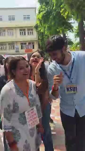 दिल्ली यूनिवर्सिटी के चुनाव में लोकतंत्र की खूबसूरती ABVP और NSUI के कार्यकर्ता एक साथ