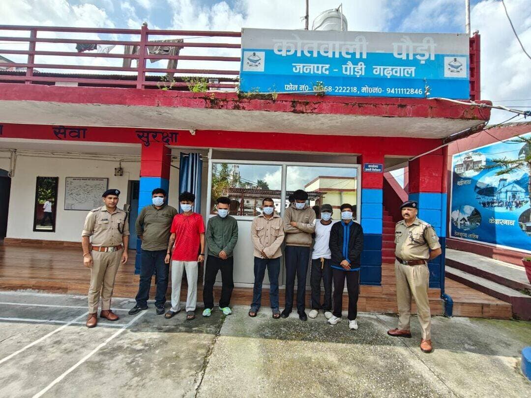 छात्रसंघ चुनाव खत्म, लेकिन नहीं थमी रंजिश; पुराने विवाद में उपद्रव करने वाले सात युवक गिरफ्तार
पौड़ी। छात्रसंघ चुनाव संपन्न होने के बाद भी चुनाव से जुड़ी पुरानी रंजिश का विवाद थमने का नाम नहीं ले रहा है। पौड़ी कोतवाली क्षेत्र में 14 सितंबर की रात छात्रसंघ चुनाव से जुड़ी पुरानी रंजिश को लेकर कुछ युवकों के बीच विवाद और मारपीट हो गई। विवाद के दौरान एक पक्ष ने दूसरे पक्ष के वाहन को क्षतिग्रस्त कर दिया। इसके साथ ही सार्वजनिक स्थल पर उपद्रव किए जाने से शांति व्यवस्था भी प्रभावित हुई।
घटना की सूचना मिलते ही कोतवाली पौड़ी पुलिस की टीम मौके पर पहुंची और स्थिति को नियंत्रित किया। घटना के दौरान हुए उपद्रव का वीडियो भी सोशल मीडिया पर तेजी से वायरल होने लगा। पुलिस ने वायरल वीडियो का संज्ञान लेते हुए मामले की जांच शुरू की।
पुलिस ने वायरल वीडियो के साथ ही अन्य उपलब्ध साक्ष्यों के आधार पर सार्वजनिक स्थल पर उपद्रव कर शांति भंग करने में शामिल युवकों की पहचान की। जांच के बाद पुलिस ने सात युवकों को चिह्नित किया।
इसके बाद पौड़ी पुलिस ने मंगलवार, 15 सितंबर 2026 को त्वरित कार्रवाई करते हुए सभी सात युवकों को धारा 170/126/135 बीएनएसएस के तहत गिरफ्तार कर लिया। पुलिस के अनुसार गिरफ्तार किए गए युवकों को माननीय न्यायालय के समक्ष पेश किया जा रहा है और उनके खिलाफ आवश्यक वैधानिक कार्रवाई की जा रही है।
ये सात युवक हुए गिरफ्तार
पुलिस के मुताबिक गिरफ्तार आरोपियों में वंश (21 वर्ष), निवासी चोपड़ा पौड़ी, सैंपी उर्फ आदित्य ठाकुर (19 वर्ष), निवासी पौड़ी गढ़वाल, कमलेश उर्फ कमली (20 वर्ष), निवासी पौड़ी गांव, हिमांशु उर्फ गोली (24 वर्ष), निवासी पौड़ी गढ़वाल, सुधाकर नैथानी (24 वर्ष), निवासी पौड़ी गढ़वाल, शुभम उर्फ टीटू (20 वर्ष), निवासी पौड़ी गढ़वाल और मनजीत असवाल (24 वर्ष), निवासी चोपड़ा पौड़ी गढ़वाल शामिल हैं।
पुलिस का कहना है कि छात्रसंघ चुनाव से जुड़ी पुरानी रंजिश के चलते हुए इस विवाद में सार्वजनिक स्थल पर उपद्रव और शांति व्यवस्था प्रभावित करने की बात सामने आई। वायरल वीडियो और अन्य साक्ष्यों के आधार पर पहचान किए जाने के बाद पुलिस ने मामले में त्वरित वैधानिक कार्रवाई की है।