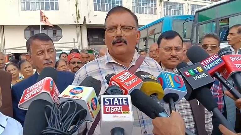 शिमला मे hrtc बस स्टैंड मे गरजे पेंशनर देदी चेतावनी