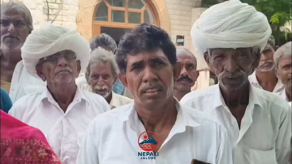 किसानों के खातों से KCC राशि निकालने का आरोप, 3 महीने से भुगतान नहीं : मालगढ़ ग्राम सेवा सहकारी समिति से जुड़े किसानों ने व्यवस्थापक पर KCC ऋण की राशि खातों से निकालने के बाद भुगतान नहीं करने का आरोप लगाया। किसानों का कहना है कि कुछ राशि करीब 3 महीने से, जबकि कुछ किसानों का भुगतान 2-3 साल से लंबित है। आरोप है कि व्यवस्थापक ने अंगूठा लगवाकर खातों से राशि निकाली और 2 दिन में भुगतान का भरोसा दिया, लेकिन राशि नहीं दी। किसानों ने गेहूं देने के नाम पर भी अंगूठा लगवाकर खातों से राशि निकालने और मांगने पर कथित धमकियां देने के आरोप लगाए। मंगलवार को किसानों ने कलेक्ट्रेट में प्रदर्शन कर एडीएम को ज्ञापन सौंपा और निष्पक्ष जांच, कार्रवाई व राशि दिलाने की मांग की।