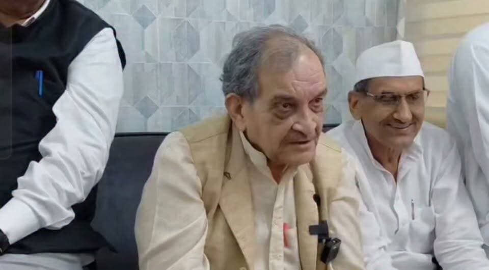 हुड्डा साहब को जन्मदिन पर यादकर गदगद हुए चौधरी वीरेंद्र सिंह....
मैं तो मार्गदर्शक मंडल में चला गया, अब हुड्डा साहब भी 80 के हो रहे हैं... तो दोनों एक ही रफ्तार से चल रहे हैं"
:- पूर्व केंद्रीय मंत्री बीरेंद्र सिंह का बयान, हालांकि भूपेंद्र सिंह हुड्डा 80 के अभी नहीं हुए है।(79)