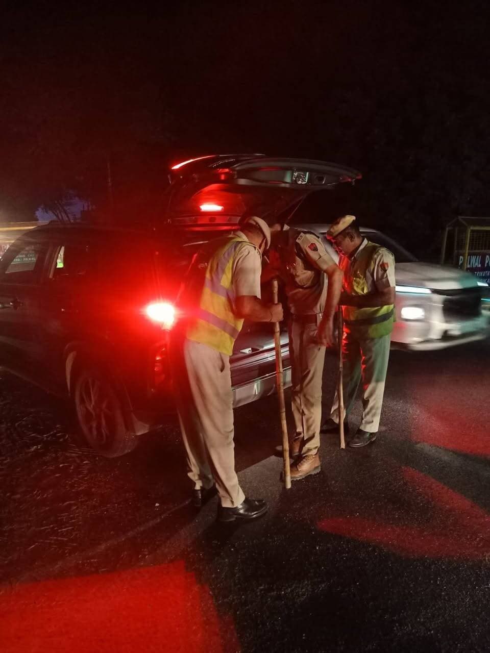 पलवल पुलिस द्वारा जिले की बॉर्डर सीमाओं एवं प्रमुख मार्गों पर आपराधिक तत्वों पर लगाम लगाने व सुरक्षित यातायात के लिए की गई विशेष नाकाबंदी।
Aonenews अरविन्द बक्शी
4 घंटे चले विशेष सघन चेकिंग अभियान में 530 वाहनों की जांच की गई,ड्रिंक एंड ड्राइव तथा बिना नंबर प्लेट के विशेष तौर पर किए गए 57 चालान,बिना नंबर प्लेट के 38 वाहन इम्पाउंड।
जिले में कानून-व्यवस्था से खिलवाड़ करने वाले आपराधिक तत्वों और यातायात नियमों की अनदेखी करने वालों को किसी भी सूरत में बख्शा नहीं जाएगा-दीप्ति गर्ग, एसपी पलवल।
पलवल। पुलिस अधीक्षक दीप्ति गर्ग आईपीएस के निर्देशानुसार जिला पलवल पुलिस द्वारा आपराधिक गतिविधियों पर अंकुश लगाने और आमजन के लिए सुरक्षित यातायात व्यवस्था सुनिश्चित करने के उद्देश्य से जिले की सीमाओं तथा प्रमुख मार्गों पर विशेष नाकाबंदी एवं चेकिंग अभियान चलाया गया। दिनांक 14 सितंबर 2026 को रात 08:00 बजे से 12:00 बजे तक चले इस 4 घंटे के सघन चेकिंग अभियान में विभिन्न थाना एवं पुलिस चौकी टीमों द्वारा कुल 530 संदिग्ध वाहनों की बारीकी से जांच की गई।
सघन जांच के दौरान नियमों का उल्लंघन करने वाले चालकों के खिलाफ सख्त कानूनी कार्रवाई की गई। अभियान के दौरान कुल 57 चालान किए गए। इनमें बिना नंबर प्लेट व इम्पाउंड किए गए वाहनों के 38 मामले तथा ड्रिंक एंड ड्राइव के 12 मामले शामिल रहे।
पलवल पुलिस अधीक्षक दीप्ति गर्ग ने स्पष्ट संदेश देते हुए कहा है कि जिले में कानून-व्यवस्था से खिलवाड़ करने वाले आपराधिक तत्वों और यातायात नियमों की अनदेखी करने वालों को किसी भी सूरत में बख्शा नहीं जाएगा। सुरक्षा व्यवस्था को दुरुस्त रखने और दुर्घटनाओं पर अंकुश लगाने के लिए जिले की सीमाओं पर इस प्रकार के सरप्राइज एवं सख्त चेकिंग अभियान भविष्य में भी निरंतर जारी रहेंगे।
पुलिस प्रशासन ने आमजन से अपील की है कि वे वाहन चलाते समय यातायात नियमों का पूरी तरह पालन करें, शराब पीकर वाहन न चलाएं और अपने वाहनों पर नियमानुसार नंबर प्लेट अवश्य लगवाएं। किसी भी संदिग्ध गतिविधि या व्यक्ति की सूचना तुरंत नजदीकी पुलिस स्टेशन या हेल्पलाइन नंबर पर दें ताकि जिला पूरी तरह सुरक्षित और अपराधमुक्त रह सके।