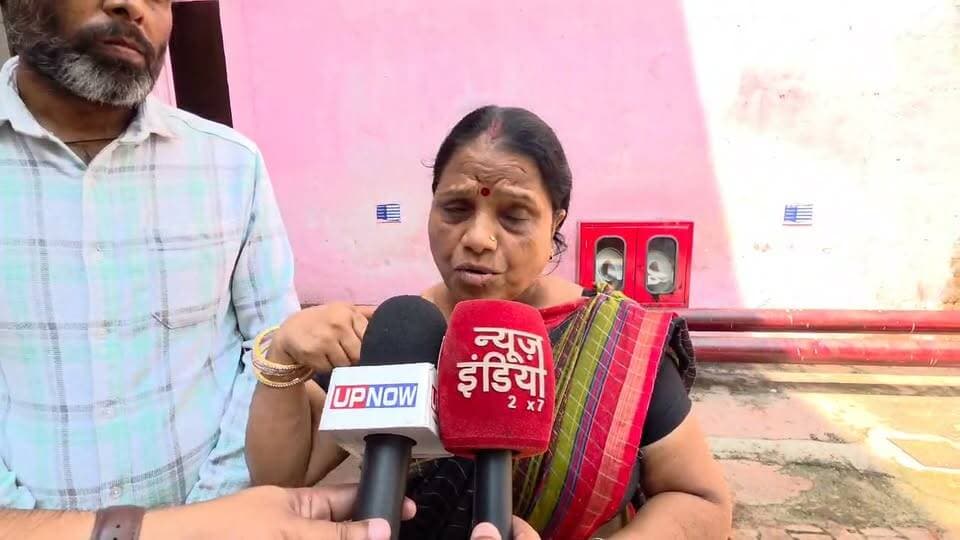 कुरारा चेयरमैन विवाद ने पकड़ा तूल, सपा ने निष्पक्ष कार्रवाई की उठाई मांग
हमीरपुर के कुरारा में पूर्व सपा चेयरमैन माया वाल्मीकि और वर्तमान भाजपा चेयरमैन के बीच नाली तोड़ने को लेकर हुए विवाद और मारपीट का मामला तूल पकड़ता जा रहा है। वीडियो वायरल होने के बाद सपा कार्यकर्ताओं में आक्रोश है। सपा ने कार्रवाई को एकपक्षीय बताते हुए निष्पक्ष जांच और कार्रवाई की मांग की है। UP Police District Magistrate Hamirpur up Hamirpur Police
#Hamirpur #Kurara #MayaValmiki #AshaRaniKabir #SP #BJP #ViralVideo #BreakingNews #HamirpurNews #UttarPradesh #UPPolice #ADGPrayagraj #NewsUpdate